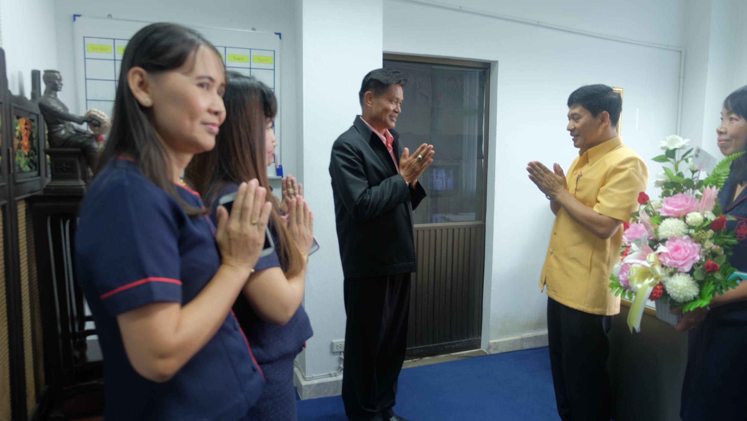 #สุโขทัย ดินแดนแห่งความสุข#วันที่ 4 ตุลาคม  2559 นายสุวิน  พึ่งเงิน  พัฒนาการจังหวัดสุโขทัย พร้อมด้วยข้าราชการสังกัดสำนักงานพัฒนาชุมชนจังหวัดสุโขทัยแสดงความยินดีกับพันเอกบุญประสิทธิ์  มีสะอาด รองผู้อำนวยการรักษาความมั่นคงภายในจังหวัดสุโขทัย(ท.)ซึ่งได้ย้า