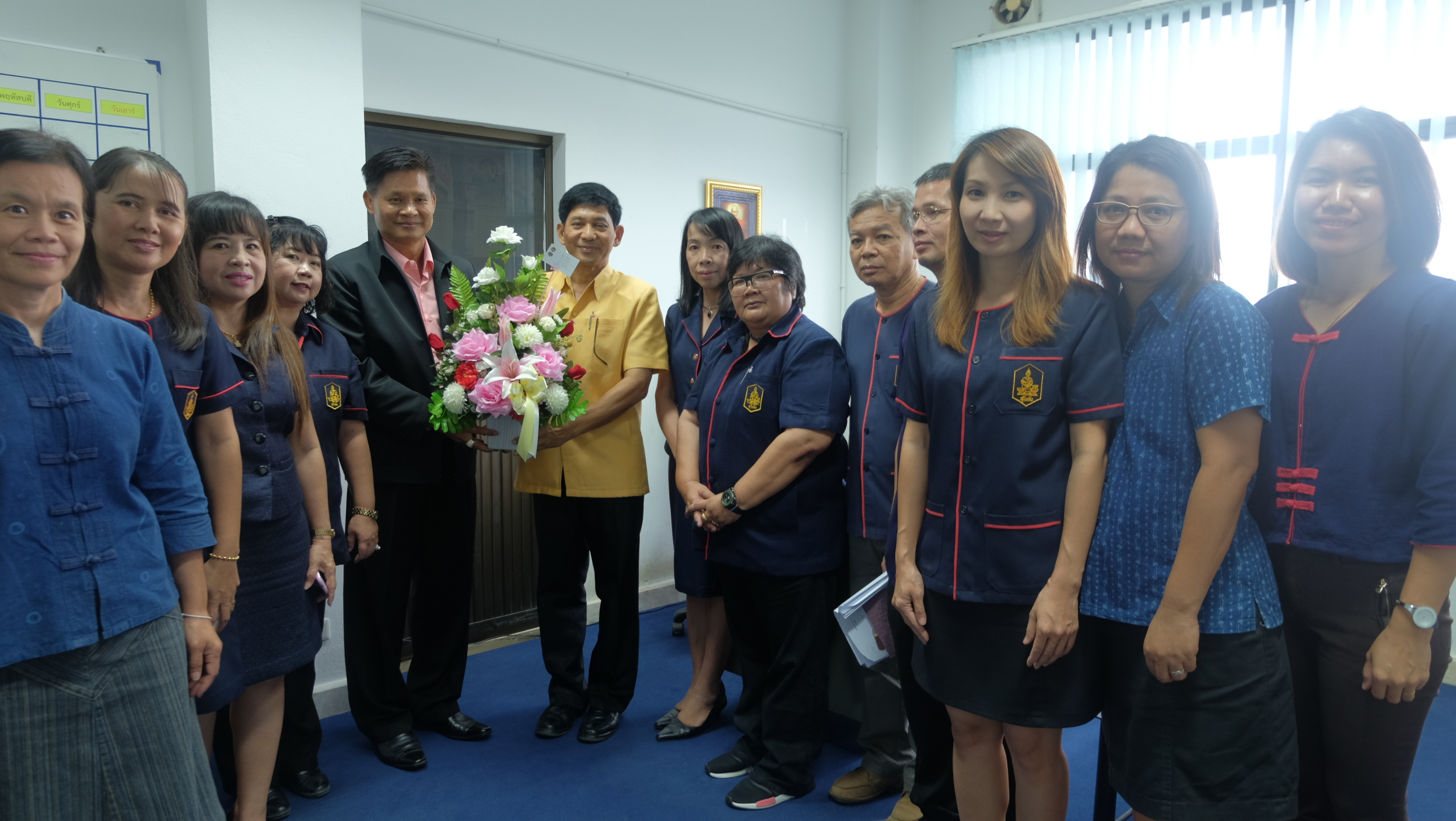 #สุโขทัย ดินแดนแห่งความสุข#วันที่ 4 ตุลาคม  2559 นายสุวิน  พึ่งเงิน  พัฒนาการจังหวัดสุโขทัย พร้อมด้วยข้าราชการสังกัดสำนักงานพัฒนาชุมชนจังหวัดสุโขทัยแสดงความยินดีกับพันเอกบุญประสิทธิ์  มีสะอาด รองผู้อำนวยการรักษาความมั่นคงภายในจังหวัดสุโขทัย(ท.)ซึ่งได้ย้า