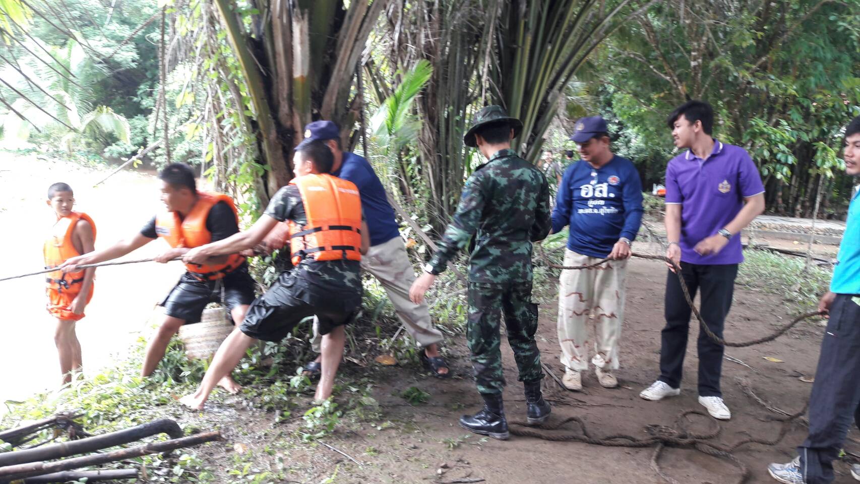 #สุโขทัย ดินแดนแห่งความสุข#สำนักงานพัฒนาชุมชนร่วมกับมว.รส.ที่ ๑ ร้อย.รส.ที่ ๑ (อ.ทุ่งเสลี่ยม)   , อส.ประจำอำเภอทุ่งเสลี่ยม และประชาชนในพื้นที่ ร่วมกันกำจัดผักตบชวาและวัชพืชซึ่งกีดขวางคลองแม่ถันที่ไหลผ่านบริเวณหน้าศูนย์ปฏิบัติธรรมวัดเชิงผา หมู่ ๑๑ บ.เชิง