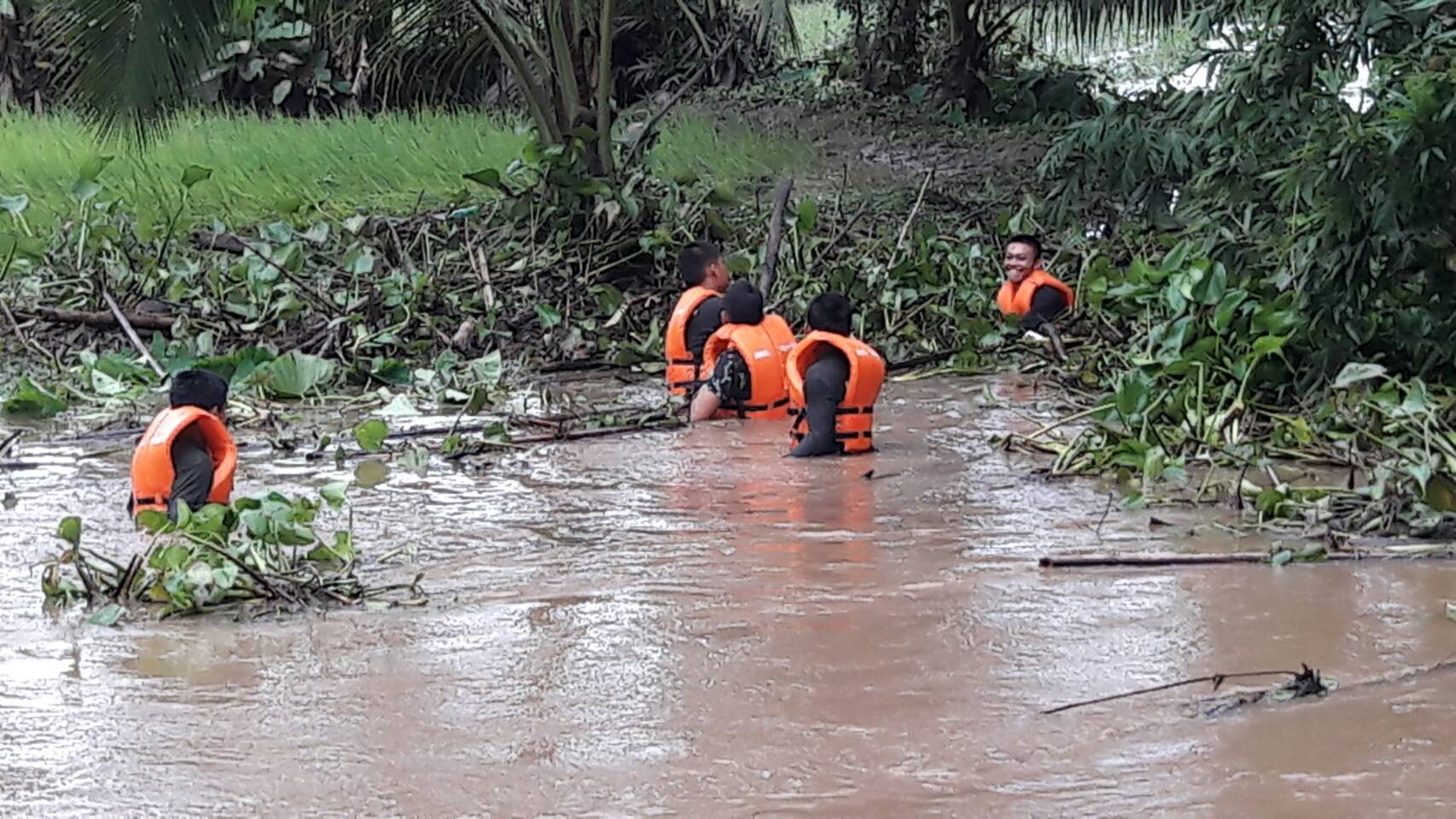#สุโขทัย ดินแดนแห่งความสุข#สำนักงานพัฒนาชุมชนร่วมกับมว.รส.ที่ ๑ ร้อย.รส.ที่ ๑ (อ.ทุ่งเสลี่ยม)   , อส.ประจำอำเภอทุ่งเสลี่ยม และประชาชนในพื้นที่ ร่วมกันกำจัดผักตบชวาและวัชพืชซึ่งกีดขวางคลองแม่ถันที่ไหลผ่านบริเวณหน้าศูนย์ปฏิบัติธรรมวัดเชิงผา หมู่ ๑๑ บ.เชิง