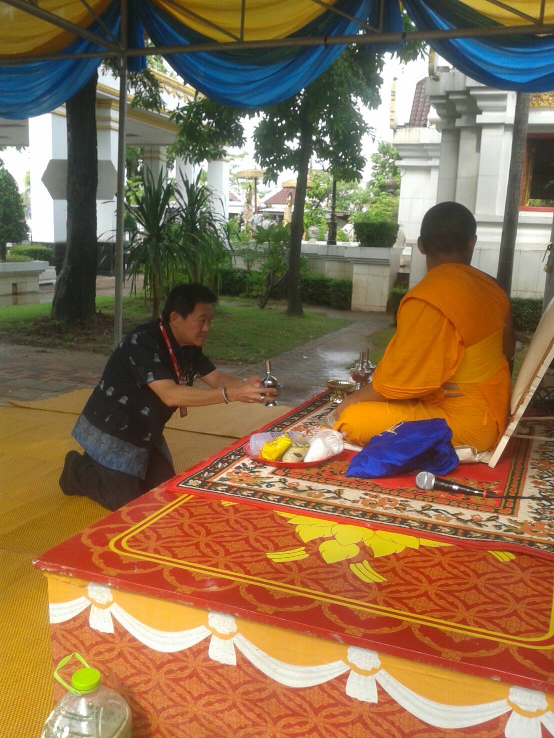 #สุโขทัย ดินแดนแห่งความสุข#ประชาชนและนักท่องเที่ยว เดินทางมากราบสักการะพระแม่ย่าและเก้าพระพุทธสุดแผ่นดิน พร้อมถวายสังฆทานแด่พระสงฆ์ รวมทั้งร่วมอุดหนุนสินค้าOTOP ณ ร้านจำหน่ายสินค้าOTOP บริเวณศาลพระแม่ย่า
(ข่าวโดยนางเพ็ญนภา  พุ่มสิโล นักจัดการงานทั่วไปชำน