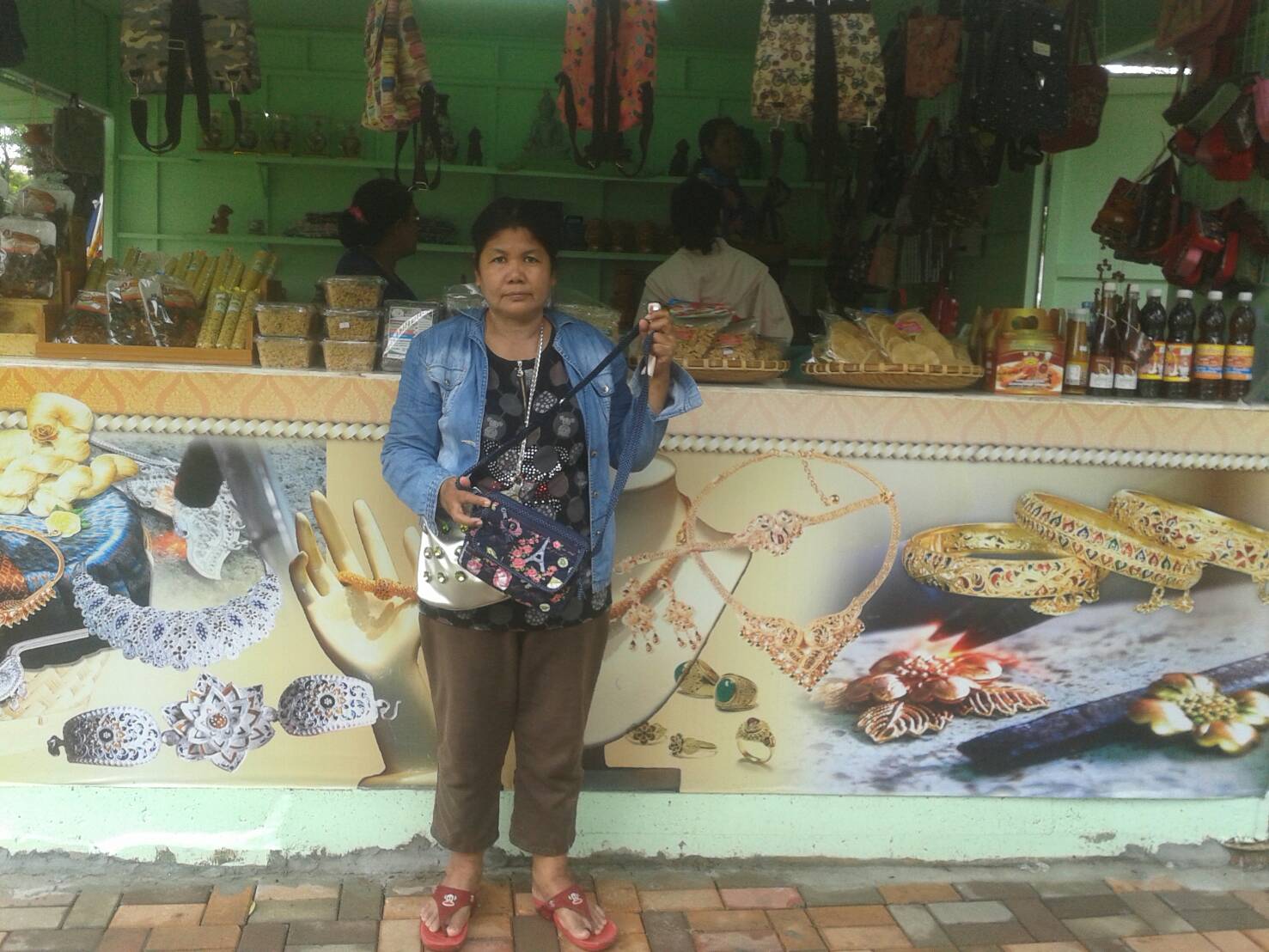 #สุโขทัย ดินแดนแห่งความสุข#ประชาชนและนักท่องเที่ยว เดินทางมากราบสักการะพระแม่ย่าและเก้าพระพุทธสุดแผ่นดิน พร้อมถวายสังฆทานแด่พระสงฆ์ รวมทั้งร่วมอุดหนุนสินค้าOTOP ณ ร้านจำหน่ายสินค้าOTOP บริเวณศาลพระแม่ย่า
(ข่าวโดยนางเพ็ญนภา  พุ่มสิโล นักจัดการงานทั่วไปชำน