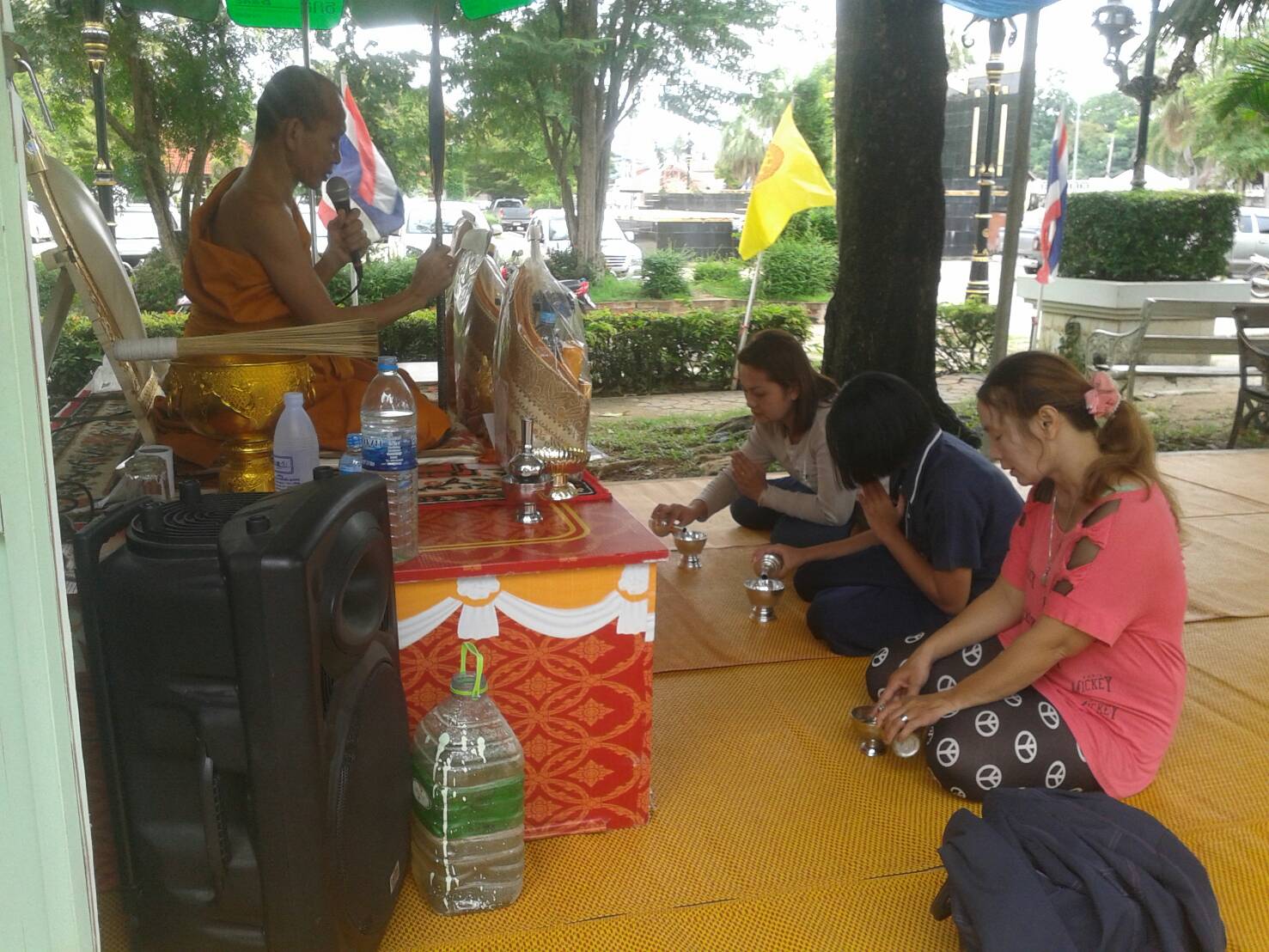 #สุโขทัย ดินแดนแห่งความสุข#ประชาชนและนักท่องเที่ยว เดินทางมากราบสักการะพระแม่ย่าและเก้าพระพุทธสุดแผ่นดิน พร้อมถวายสังฆทานแด่พระสงฆ์ รวมถึงร่วมอุดหนุนสินค้า OTOP ในร้านจำหน่ายสินค้าOTOP  ณ บริเวณศาลพระแม่ย่า