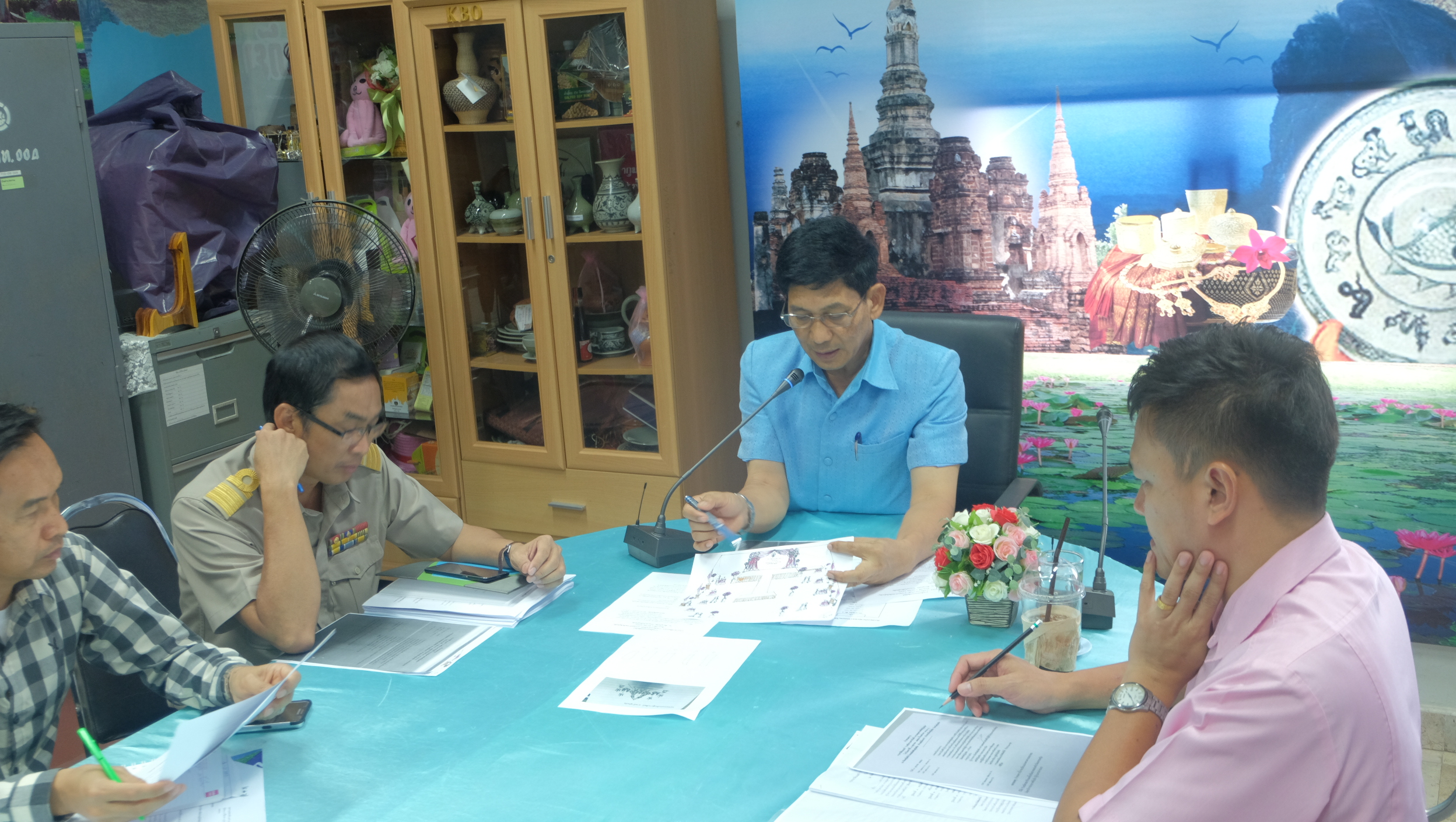 #สุโขทัย ดินแดนแห่งความสุข#วันที่ 6 ตุลาคม 2559 นายสุวิน  พึ่งเงิน  พัฒนาการจังหวัดสุโขทัย ประชุมคณะทำงานกาลาร์ดินเนอร์ “ราตรีสานสายใยผ้า สานคุณค่าสตรีศรีสุโขทัย” ซึ่งกำหนดการจัดงานวันเสาร์ที่ 8 ตุลาคม  2559 ตั้งแต่เวลา 18.30 น. ณ ห้องสุโขทัย โรงแรมไพลินส