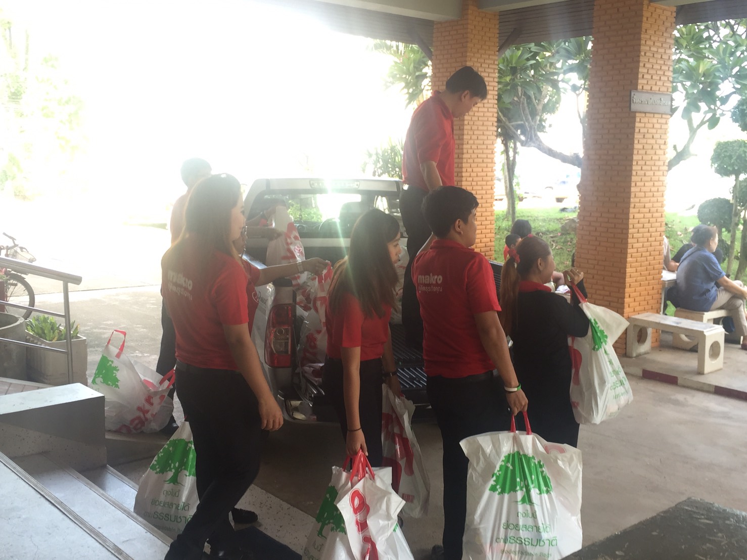 #สุโขทัย ดินแดนแห่งความสุข#นายสุวิน พึ่งเงิน พัฒนาการจังหวัดสุโขทัย มอบหมายนายพิทยา กองกิจ พัฒนาอำเภอกงไกรลาศ   รับมอบเครื่องอุปโภคบริโภคช่วยผู้ประสบอุทกภัย จากบริษัทสยามแม็คโคร จำกัด สาขาสุโขทัย. จำนวน 60 ชุดเพื่อมอบให้ผู้ประสบภัยน้ำท่วมในพื้นที่อำเภอกง