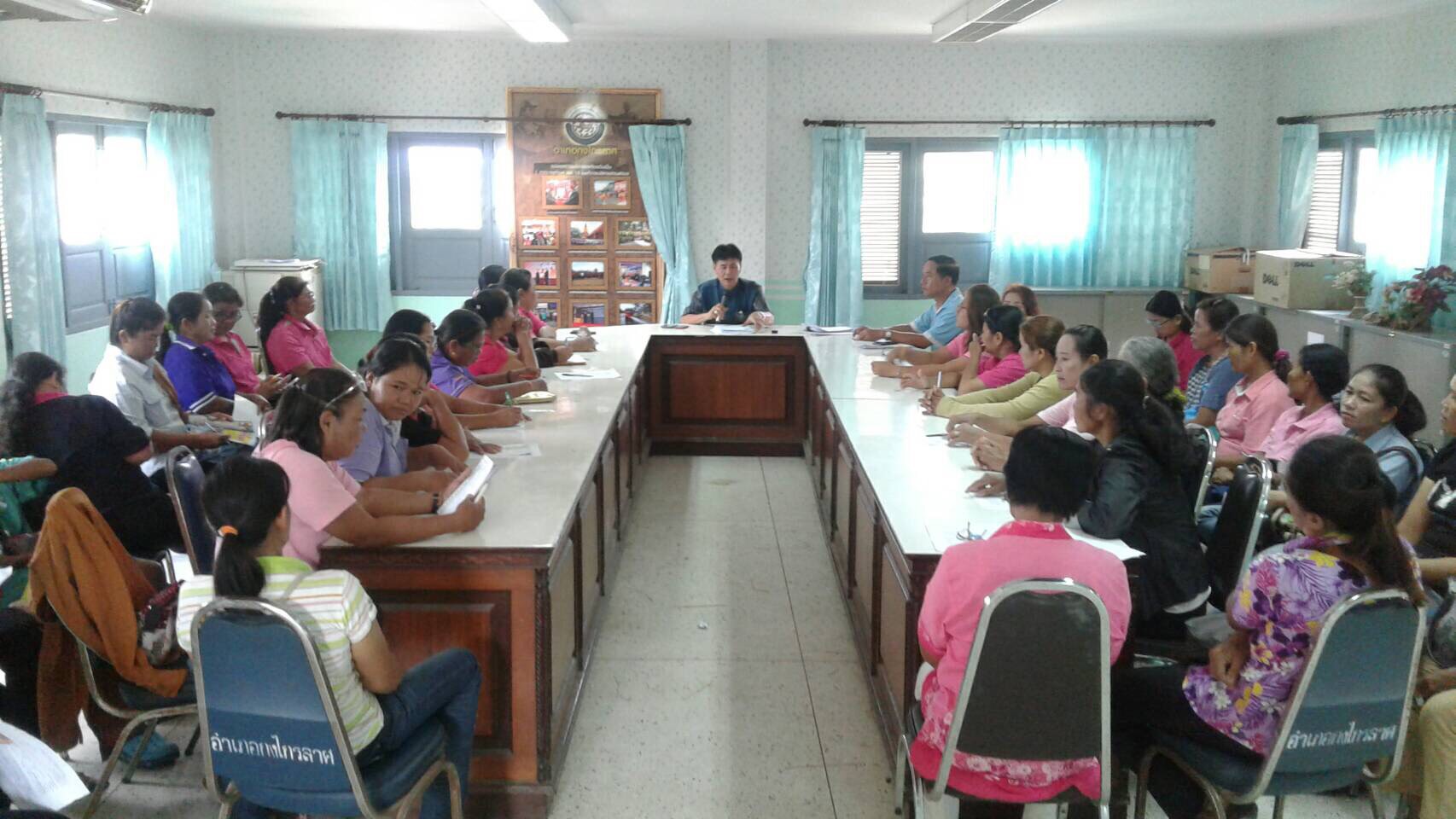 #สุโขทัย ดินแดนแห่งความสุข#   นายพิทยา กองกิจ พัฒนาการอำเภอกงไกรลาศ  ประชุมอาสาสมัครประสานงานกองทุนพัฒนาบทบาทสตรี เพื่อคัดเลือกคณะทำงานขับเคลื่อนกองทุนบทบาทสตรีตำบล กกแรต กง ดงเดือย และบ้านกร่าง ในวันที่ 12 ตุลาคม 2559 (ข่าวโดยนางสาวอภิรดา  วรศิริ นว.พช.