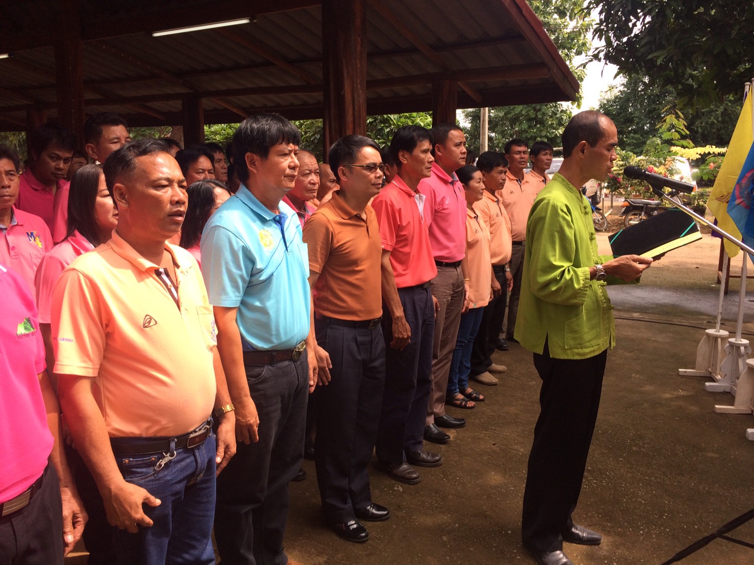 #สุโขทัย ดินแดนแห่งความสุข #สำนักงานพัฒนาชุมชนอำเภอทุ่งเสลี่ยม นำโดยนายสมพงษ์ หมื่นเข็ม พัฒนาการอำเภอทุ่งเสลี่ยม ร่วมกิจกรรมอำเภอยิ้มเคลื่อนที่ โดยชี้แจงการขับเคลื่อนงานสตรีและรับสมัครสมาชิกกองทุนพัฒนาบทบาทสตรี พร้อมทั้งร่วมพิธีปกป้องสถาบัน ที่บ้านหนองผั