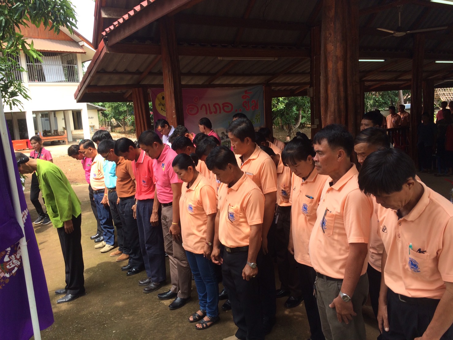 #สุโขทัย ดินแดนแห่งความสุข #สำนักงานพัฒนาชุมชนอำเภอทุ่งเสลี่ยม นำโดยนายสมพงษ์ หมื่นเข็ม พัฒนาการอำเภอทุ่งเสลี่ยม ร่วมกิจกรรมอำเภอยิ้มเคลื่อนที่ โดยชี้แจงการขับเคลื่อนงานสตรีและรับสมัครสมาชิกกองทุนพัฒนาบทบาทสตรี พร้อมทั้งร่วมพิธีปกป้องสถาบัน ที่บ้านหนองผั