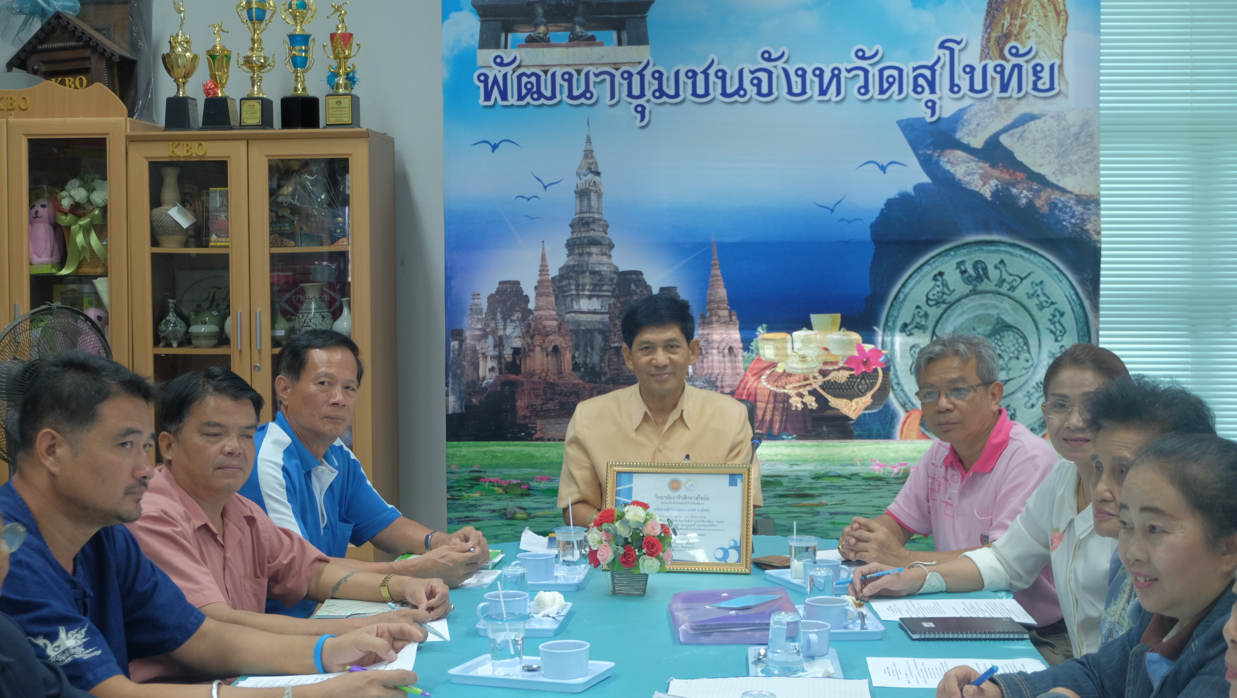 #สุโขทัย ดินแดนแห่งความสุข #นายสุวิน  พึ่งเงิน  พัฒนาการจังหวัดสุโขทัย เป็นประธานในการประชุมคณะกรรมการเครือข่าว OTOP จังหวัดสุโขทัย ซึ่งมีคณะกรรมการเครือข่าย OTOP จังหวัดสุโขทัยเข้าประชุมพร้อมทั้งพัฒนาผลิตภัณฑ์เพื่อให้มีคิวอาร์โค้ทติดที่ผลิตภัณฑ์สามารถจำห