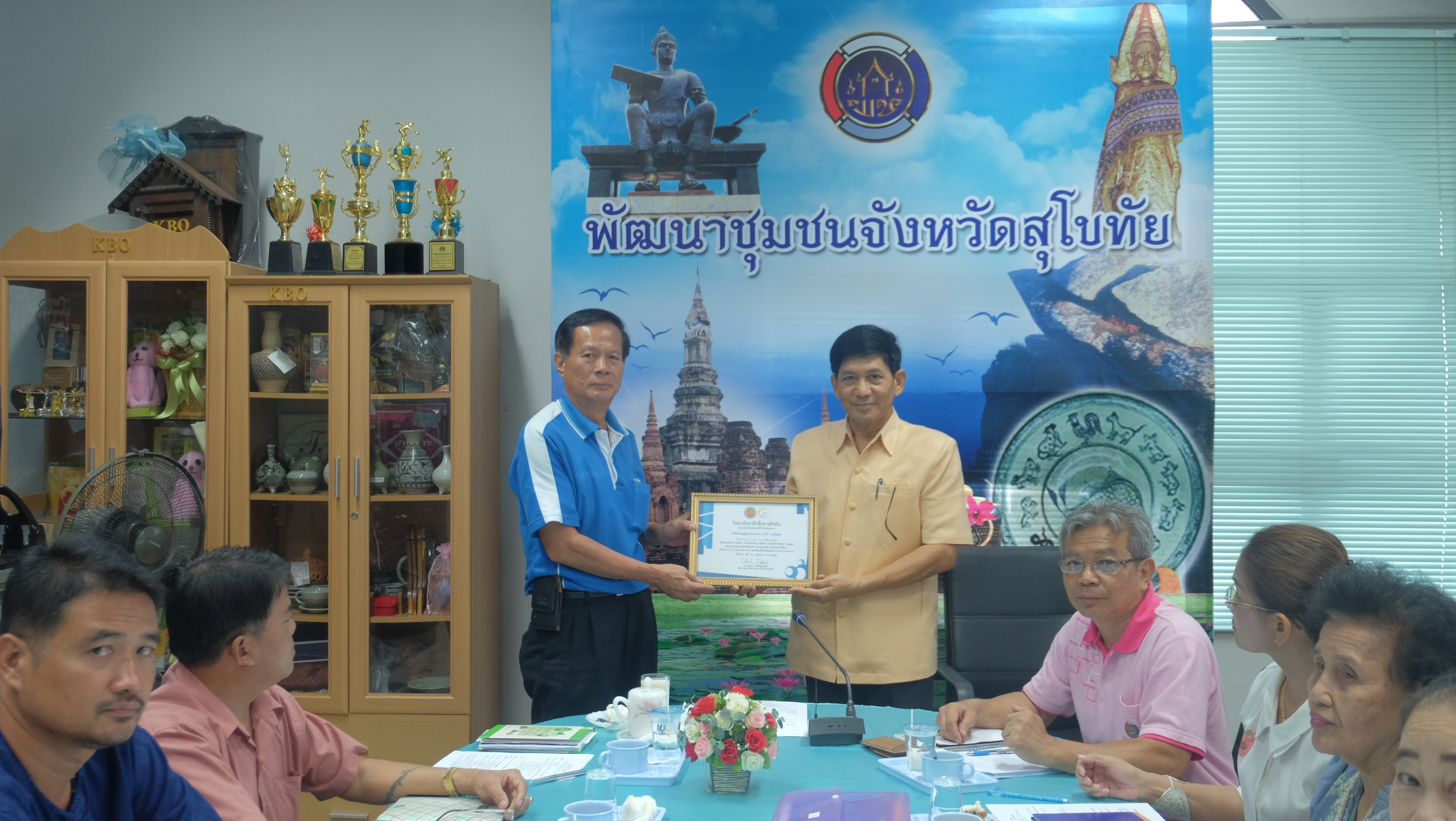 #สุโขทัย ดินแดนแห่งความสุข #นายสุวิน  พึ่งเงิน  พัฒนาการจังหวัดสุโขทัย เป็นประธานในการประชุมคณะกรรมการเครือข่าว OTOP จังหวัดสุโขทัย ซึ่งมีคณะกรรมการเครือข่าย OTOP จังหวัดสุโขทัยเข้าประชุมพร้อมทั้งพัฒนาผลิตภัณฑ์เพื่อให้มีคิวอาร์โค้ทติดที่ผลิตภัณฑ์สามารถจำห