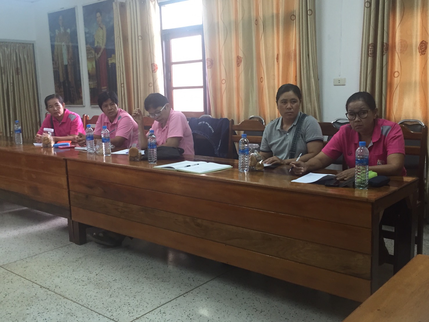 #สุโขทัย ดินแดนแห่งความสุข #วันที่13 ตุลาคม 2559   นายพิทยา กองกิจ พัฒนาการอำเภอกงไกรลาศ  มอบหมายให้นางเยาวลักษณ์  ปรีชาเวทยากุล และนางสาวอภิรดา วรศิริ นักวิชาการพัฒนาชุมชน  ประชุมอาสาสมัครประสานงานกองทุนพัฒนาบทบาทสตรี เพื่อคัดเลือกคณะทำงานขับเคลื่อนกองท