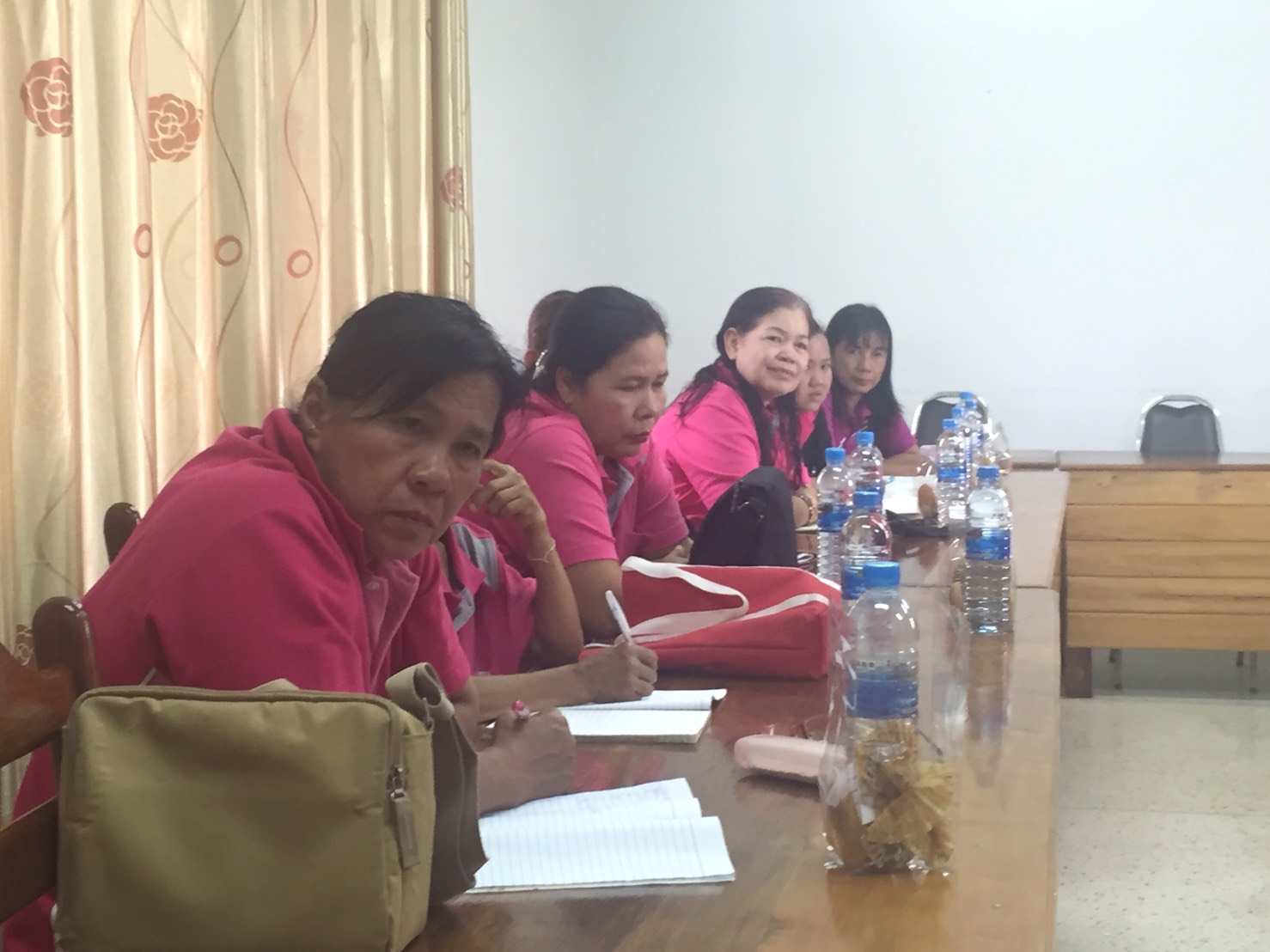 #สุโขทัย ดินแดนแห่งความสุข #วันที่13 ตุลาคม 2559   นายพิทยา กองกิจ พัฒนาการอำเภอกงไกรลาศ  มอบหมายให้นางเยาวลักษณ์  ปรีชาเวทยากุล และนางสาวอภิรดา วรศิริ นักวิชาการพัฒนาชุมชน  ประชุมอาสาสมัครประสานงานกองทุนพัฒนาบทบาทสตรี เพื่อคัดเลือกคณะทำงานขับเคลื่อนกองท