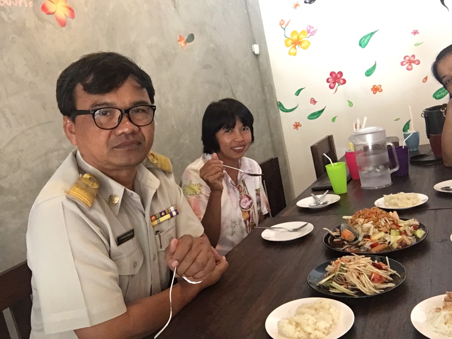 #สุโขทัย ดินแดนแห่งความสุข # วันที่ 13 ตุลาคม  2559 นายบรรพจน์  จันทร์งาม พัฒนาการอำเภอเมืองสุโขทัยพร้อมเจ้าหน้าที่พัฒนาชุมชนอำเภอเมืองฯ สร้างความผาสุกภายในองค์กรโดยรับประทานอาหารกลางวันร่วมกันและเตรียมกิจกรรมจังหวัดเคลื่อนที่