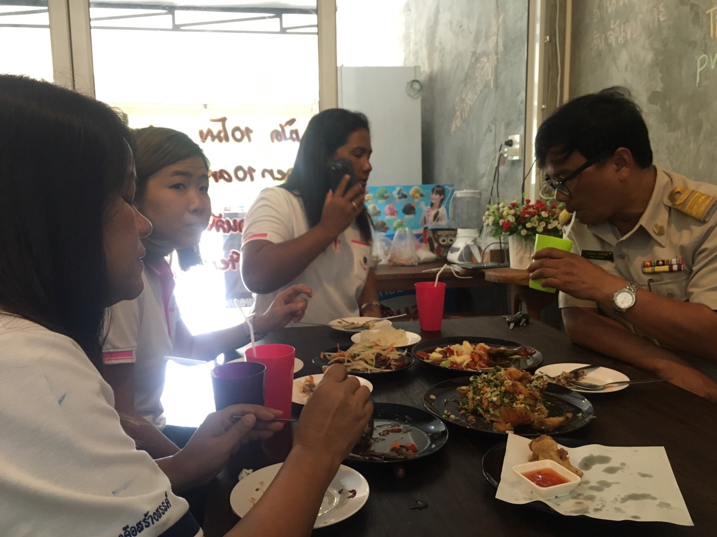 #สุโขทัย ดินแดนแห่งความสุข # วันที่ 13 ตุลาคม  2559 นายบรรพจน์  จันทร์งาม พัฒนาการอำเภอเมืองสุโขทัยพร้อมเจ้าหน้าที่พัฒนาชุมชนอำเภอเมืองฯ สร้างความผาสุกภายในองค์กรโดยรับประทานอาหารกลางวันร่วมกันและเตรียมกิจกรรมจังหวัดเคลื่อนที่