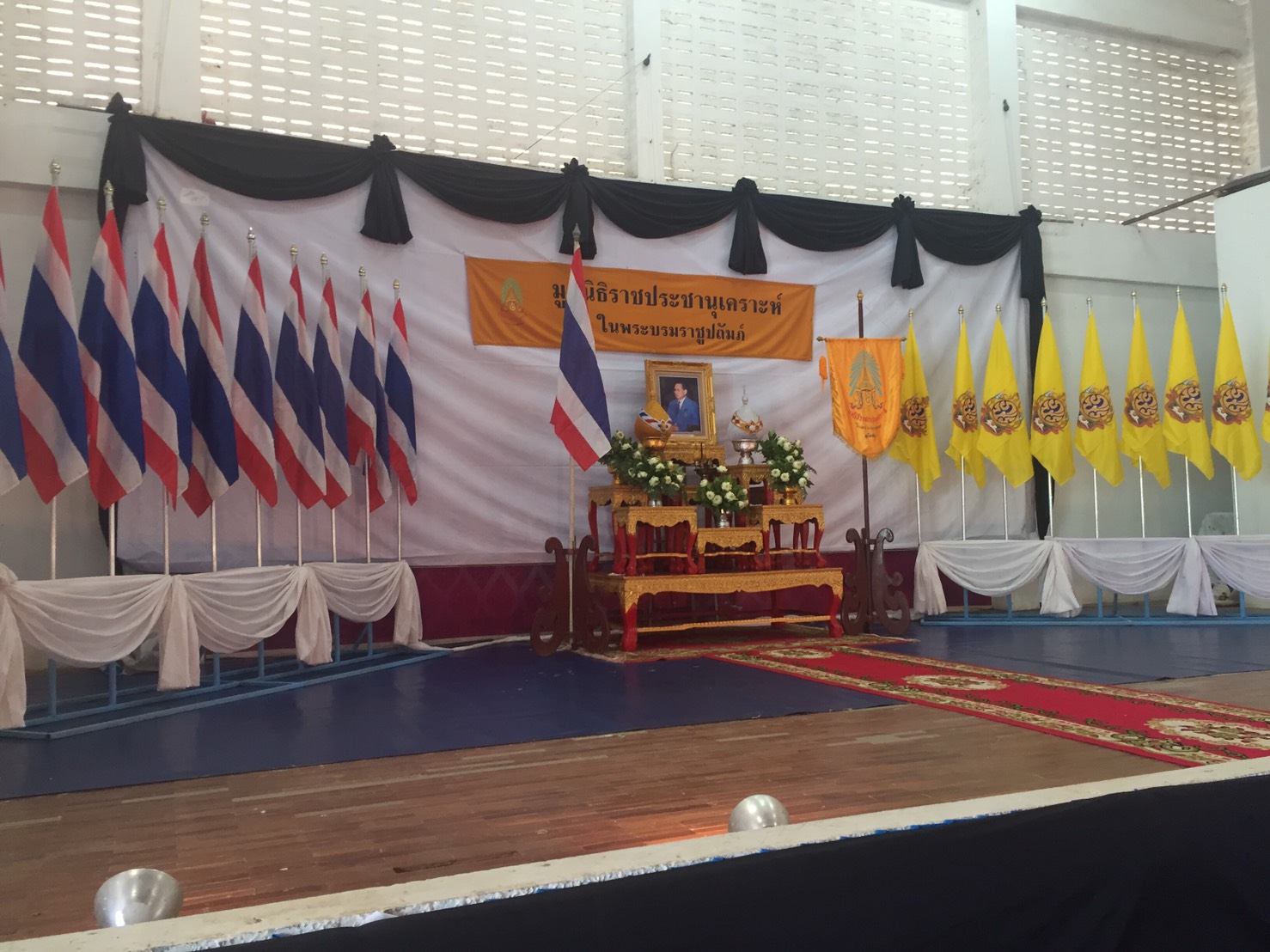 #สุโขทัย ดินแดนแห่งความสุข #วันที่ 14 ตุลาคม  2559 นายสุวิน  พึ่งเงิน  พัฒนาการจังหวัดสุโขทัย เข้าร่วมมอบเครื่องอุปโภคบริโภคแก่ราษฎรผู้ประสบภัย ซึ่งทางมูลนิธิราชประชานุเคราะห์ในพระบรมราชูปถัมภ์ ณ องค์การบริหารส่วนตำบลกง หอประชุมอำเภอกงไกรลาศ และองค์การบร