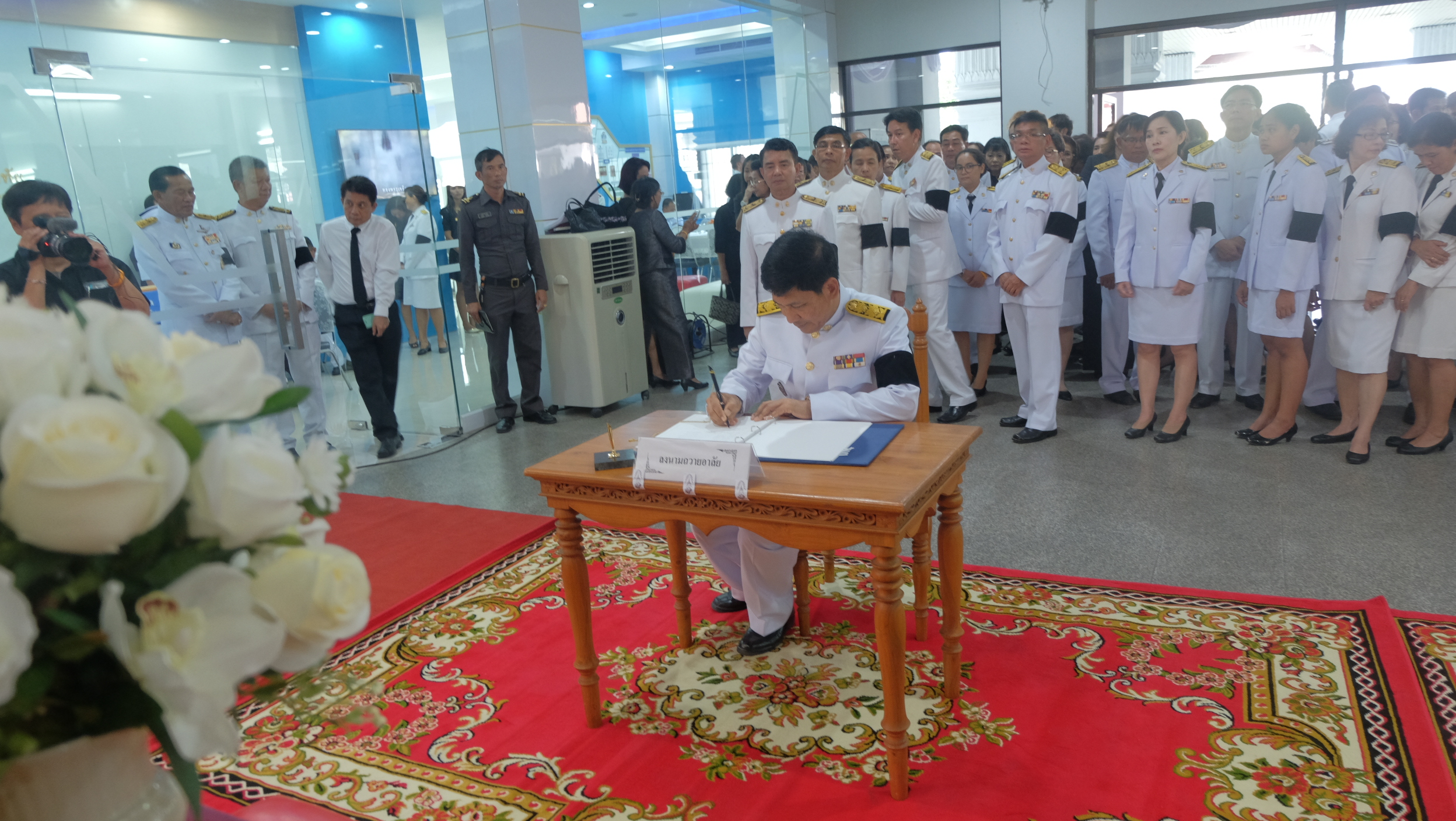 #สุโขทัย ดินแดนแห่งความสุข #วันที่ 14 ตุลาคม  2559 นายสุวิน  พึ่งเงิน  พัฒนาการจังหวัดสุโขทัยพร้อมด้วยเจ้าหน้าที่พัฒนาชุมชนจังหวัด/อำเภอ ร่วมลงนามถวายอาลัย และถวายน้ำสรงพระบรมศพพระบาทสมเด็จพระเจ้าอยู่หัวในพระบรมโกศ ส่งเสด็จสู่สวรรคาลัย โดยนายปิติ  แก้วสลั