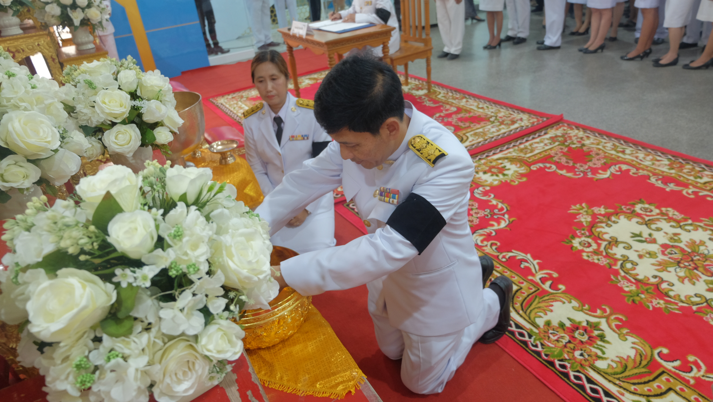 #สุโขทัย ดินแดนแห่งความสุข #วันที่ 14 ตุลาคม  2559 นายสุวิน  พึ่งเงิน  พัฒนาการจังหวัดสุโขทัยพร้อมด้วยเจ้าหน้าที่พัฒนาชุมชนจังหวัด/อำเภอ ร่วมลงนามถวายอาลัย และถวายน้ำสรงพระบรมศพพระบาทสมเด็จพระเจ้าอยู่หัวในพระบรมโกศ ส่งเสด็จสู่สวรรคาลัย โดยนายปิติ  แก้วสลั