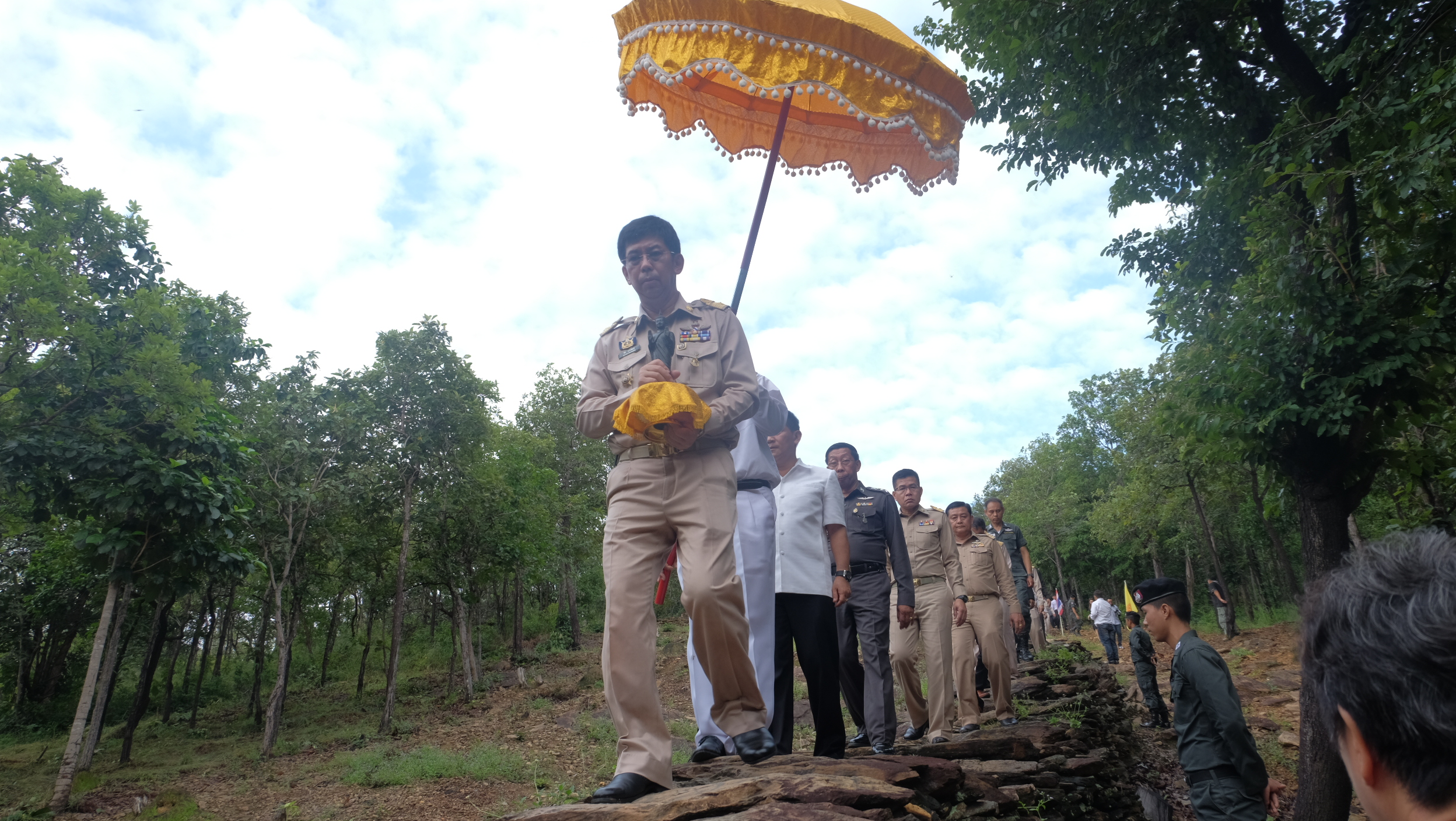 #สุโขทัย ดินแดนแห่งความสุข #วันที่ 17 ตุลาคม  2559 นายสุวิน  พึ่งเงิน  พัฒนาการจังหวัดสุโขทัย เข้าร่วมโครงการสืบสานประเพณีออกพรรษาตักบาตร เทโวโรหนะ นบพระอัฏฐารศ วัดสะพานหิน เฉลิมพระเกียรติพระบาทสมเด็จพระเจ้าอยู่หัว สมเด็จพระนางเจ้าฯพระบรมราชินีนาถและพระบ