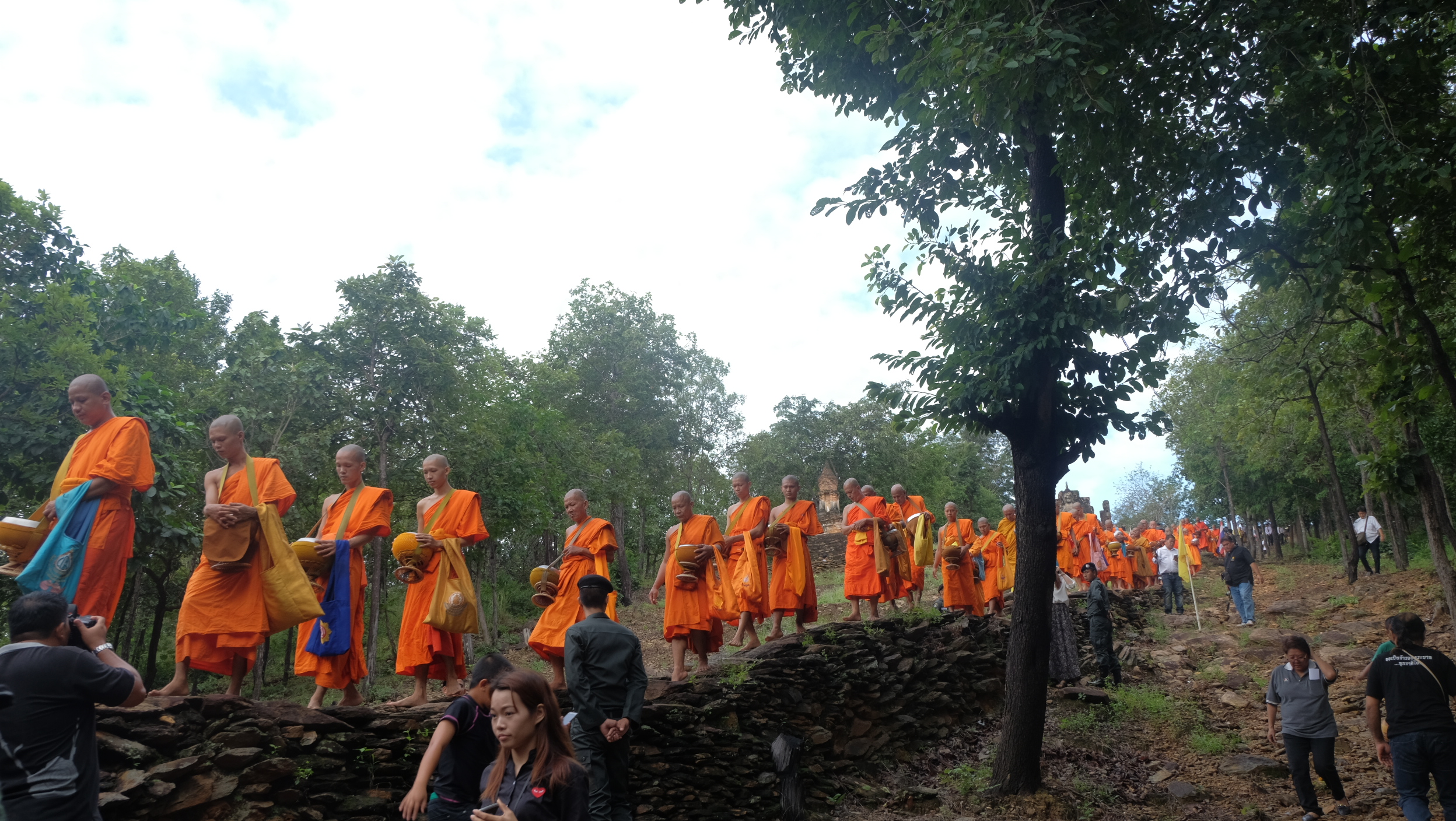 #สุโขทัย ดินแดนแห่งความสุข #วันที่ 17 ตุลาคม  2559 นายสุวิน  พึ่งเงิน  พัฒนาการจังหวัดสุโขทัย เข้าร่วมโครงการสืบสานประเพณีออกพรรษาตักบาตร เทโวโรหนะ นบพระอัฏฐารศ วัดสะพานหิน เฉลิมพระเกียรติพระบาทสมเด็จพระเจ้าอยู่หัว สมเด็จพระนางเจ้าฯพระบรมราชินีนาถและพระบ