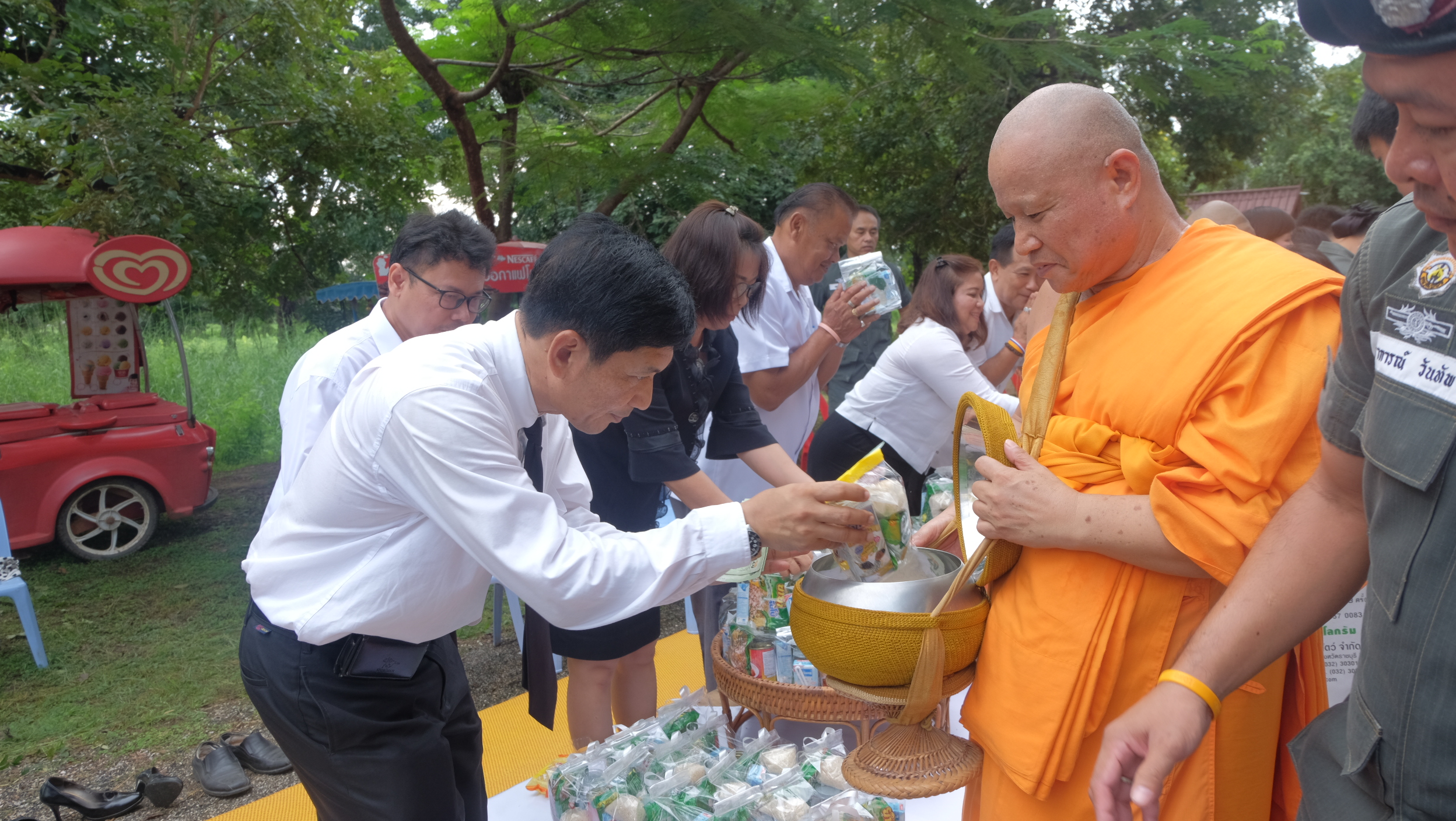 #สุโขทัย ดินแดนแห่งความสุข #วันที่ 17 ตุลาคม  2559 นายสุวิน  พึ่งเงิน  พัฒนาการจังหวัดสุโขทัย เข้าร่วมโครงการสืบสานประเพณีออกพรรษาตักบาตร เทโวโรหนะ นบพระอัฏฐารศ วัดสะพานหิน เฉลิมพระเกียรติพระบาทสมเด็จพระเจ้าอยู่หัว สมเด็จพระนางเจ้าฯพระบรมราชินีนาถและพระบ