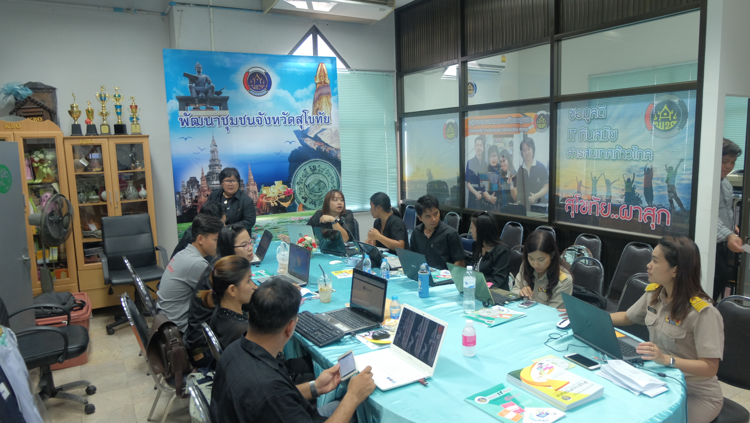 #สุโขทัย ดินแดนแห่งความสุข #วันที่ 17 ตุลาคม  2559 นายสุวิน  พึ่งเงิน  พัฒนาการจังหวัดสุโขทัย ได้พบปะเจ้าหน้าที่พัฒนาชุมชนทั้ง 9 อำเภอ นักวิชาการพัฒนาชุมชน  ซึ่งเข้ารับการฝึกอบรมเชิงปฏิบัติการพัฒนาศักยภาพเจ้าหน้าที่พัฒนาชุมชนด้านระบบสารสนเทศกับการใช้ประโ