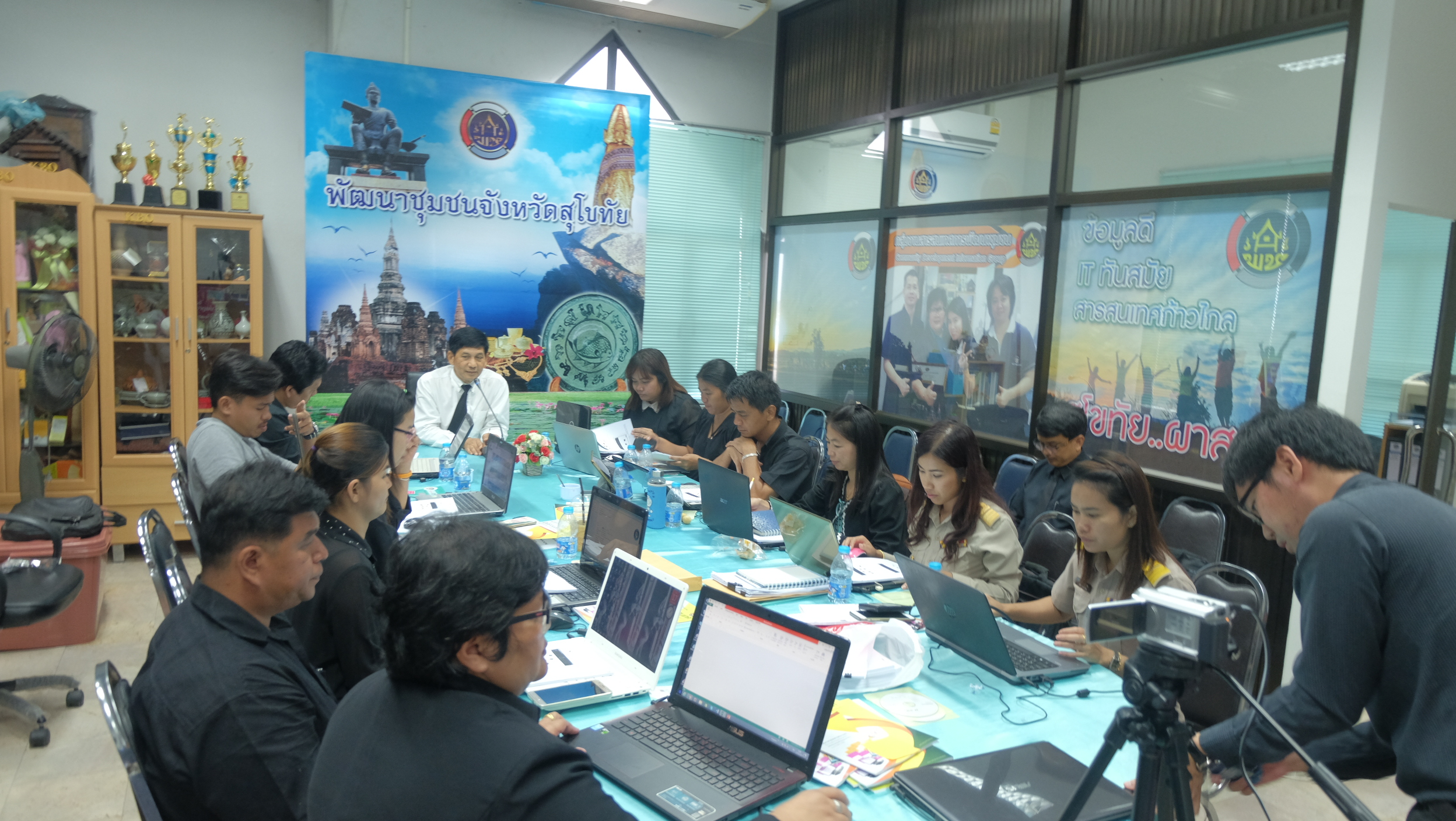 #สุโขทัย ดินแดนแห่งความสุข #วันที่ 17 ตุลาคม  2559 นายสุวิน  พึ่งเงิน  พัฒนาการจังหวัดสุโขทัย ได้พบปะเจ้าหน้าที่พัฒนาชุมชนทั้ง 9 อำเภอ นักวิชาการพัฒนาชุมชน  ซึ่งเข้ารับการฝึกอบรมเชิงปฏิบัติการพัฒนาศักยภาพเจ้าหน้าที่พัฒนาชุมชนด้านระบบสารสนเทศกับการใช้ประโ