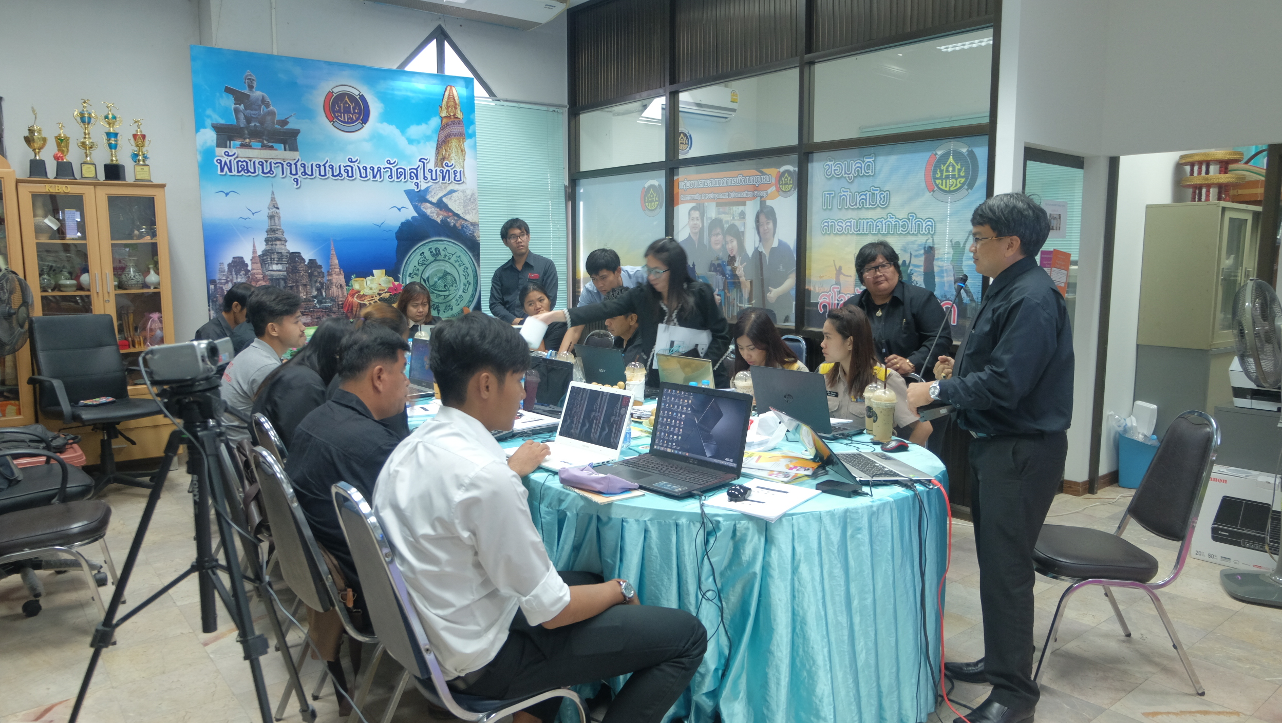 #สุโขทัย ดินแดนแห่งความสุข #วันที่ 17 ตุลาคม  2559 นายสุวิน  พึ่งเงิน  พัฒนาการจังหวัดสุโขทัย ได้พบปะเจ้าหน้าที่พัฒนาชุมชนทั้ง 9 อำเภอ นักวิชาการพัฒนาชุมชน  ซึ่งเข้ารับการฝึกอบรมเชิงปฏิบัติการพัฒนาศักยภาพเจ้าหน้าที่พัฒนาชุมชนด้านระบบสารสนเทศกับการใช้ประโ