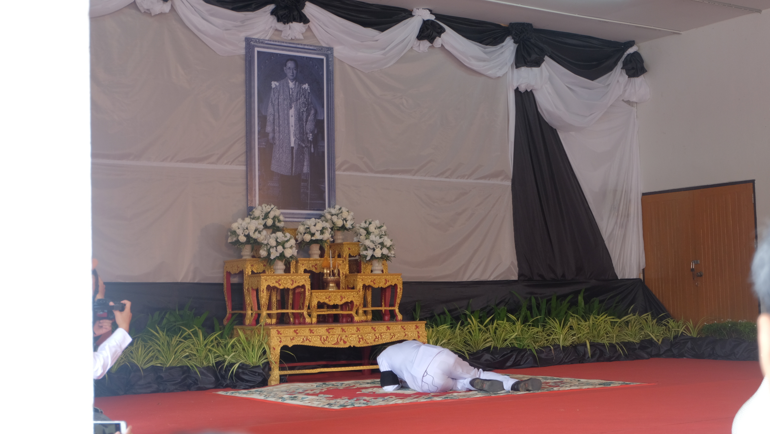 #สุโขทัย ดินแดนแห่งความสุข #วันที่ 17 ตุลาคม 2559 นายสุวิน  พึ่งเงิน พัฒนาการจังหวัดสุโขทัย พร้อมด้วยข้าราชการสังกัดสำนักงานพัฒนาชุมชนจังหวัดสุโขทัย เข้าร่วมพิธีบันทึกเทปพิธีลงนามถวายอาลัยพระบาทสมเด็จพระเจ้าอยู่หัวในพระบรมโกศ ณ ศาลาเอนกประสงค์ บริเวณหน้า