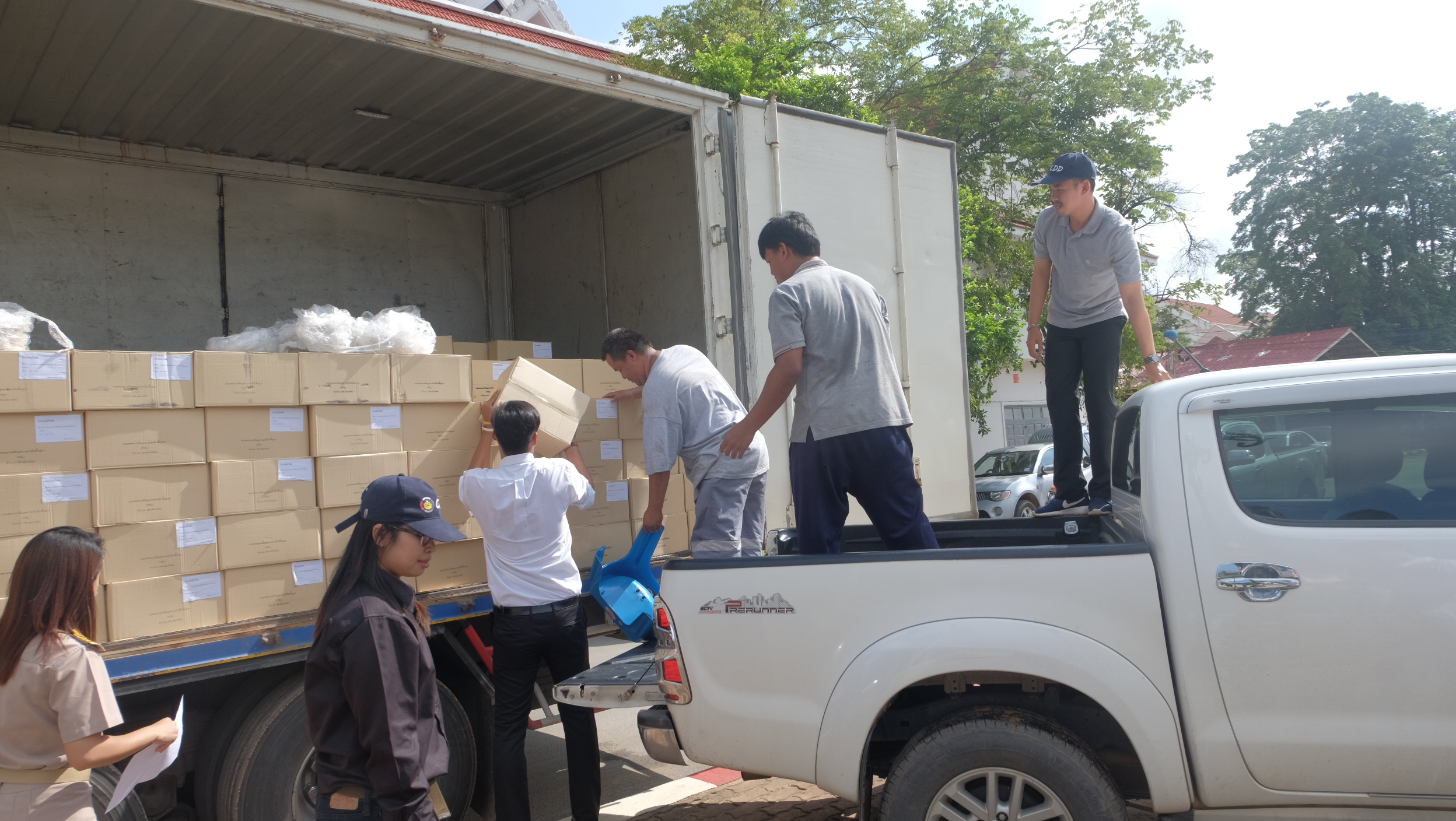 #สุโขทัย ดินแดนแห่งความสุข #วันที่ 17 ตุลาคม  2559 นางสาวกฤษณา  กันทะสา  หัวหน้ากลุ่มงานสารสนเทศการพัฒนาชุมชนได้มอบแบบกรอกข้อมูล จปฐ. และข้อมูล กชช.2ค โดยมีนักวิชการพัฒนาชุมชนทั้ง 9 อำเภอเป็นผู้รับมอบ ณ บริเวณลานอเนกประสงค์ ด้านหน้าศาลากลางจังหวัดสุโขทัยห