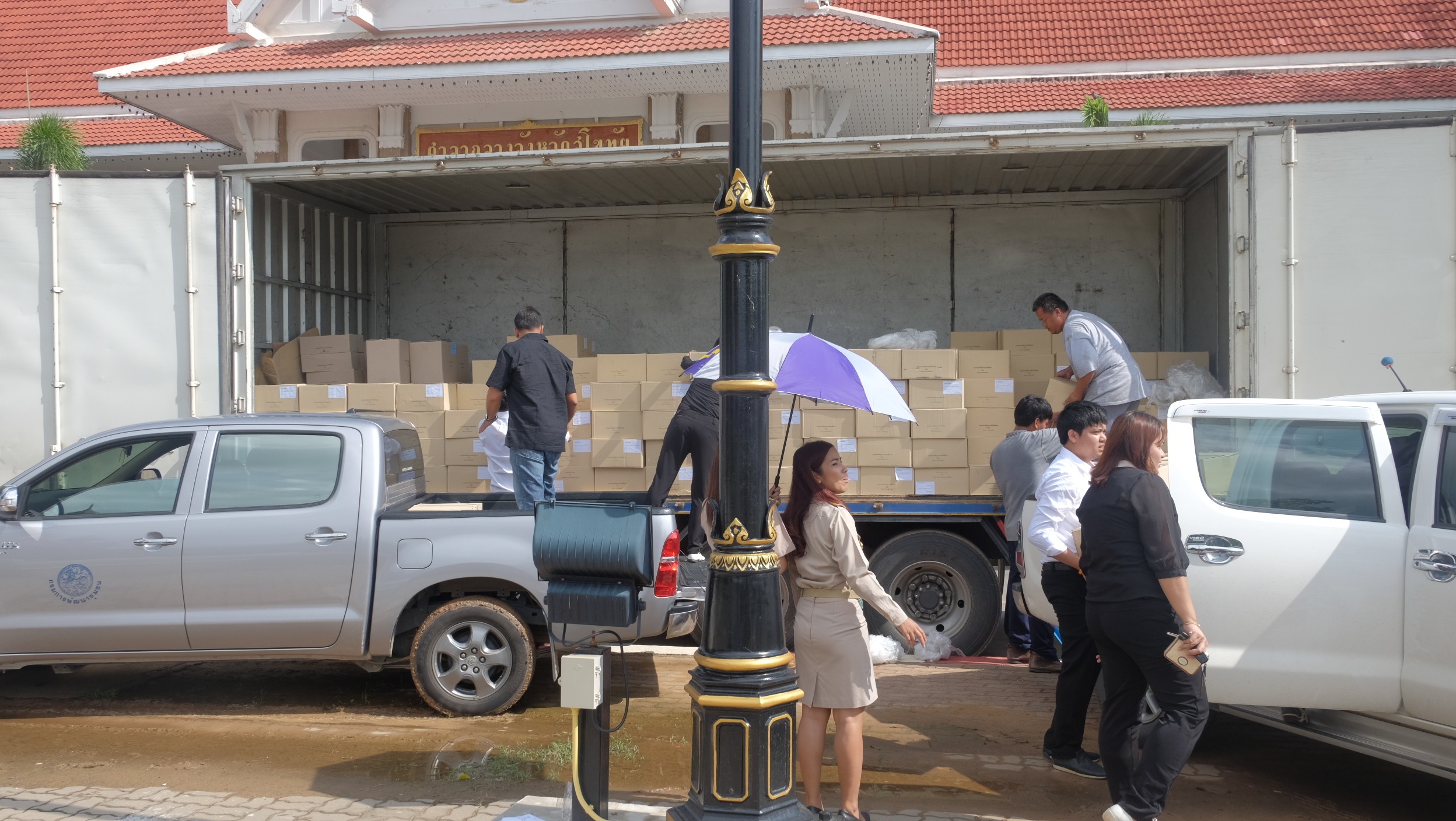 #สุโขทัย ดินแดนแห่งความสุข #วันที่ 17 ตุลาคม  2559 นางสาวกฤษณา  กันทะสา  หัวหน้ากลุ่มงานสารสนเทศการพัฒนาชุมชนได้มอบแบบกรอกข้อมูล จปฐ. และข้อมูล กชช.2ค โดยมีนักวิชการพัฒนาชุมชนทั้ง 9 อำเภอเป็นผู้รับมอบ ณ บริเวณลานอเนกประสงค์ ด้านหน้าศาลากลางจังหวัดสุโขทัยห