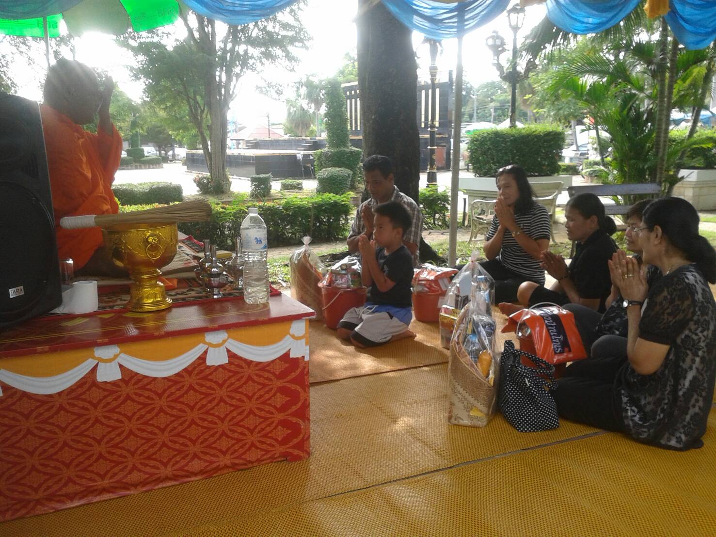 #สุโขทัย ดินแดนแห่งความสุข #ประชาชนและนักท่องเที่ยวเดินทางมากราบสักการะพระแม่ย่าและเก้าพระพุทธสุดแผ่นดิน พร้อมถวายสังฆทานแด่พระสงฆ์ รวมทั้งร่วมอุดหนุนสินค้าOTOP ณ ร้านจำหน่ายสินค้าOTOP บริเวณศาลพระแม่ย่า (ข่าวโดย นางเพ็ญนภา      พุ่มสิโล นักจัดการงานทั่วไ