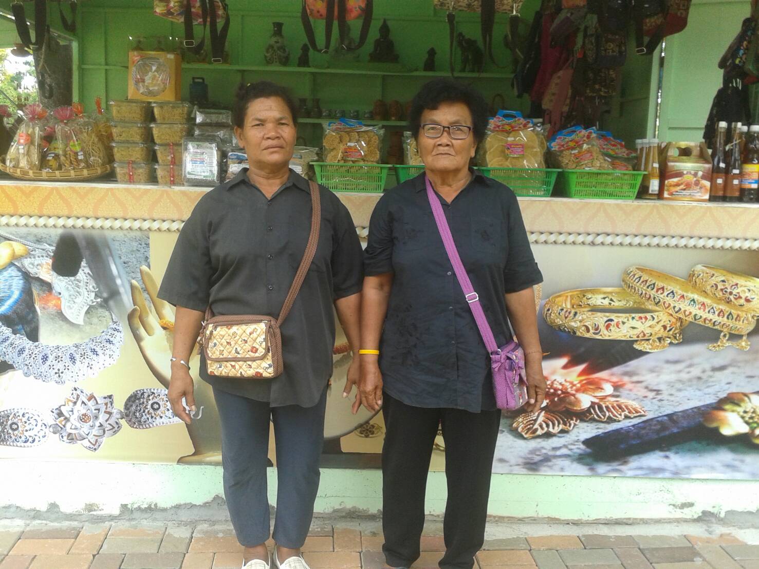 #สุโขทัย ดินแดนแห่งความสุข #ประชาชนและนักท่องเที่ยวเดินทางมากราบสักการะพระแม่ย่าและเก้าพระพุทธสุดแผ่นดิน พร้อมถวายสังฆทานแด่พระสงฆ์ รวมทั้งร่วมอุดหนุนสินค้าOTOP ณ ร้านจำหน่ายสินค้าOTOP บริเวณศาลพระแม่ย่า (ข่าวโดย นางเพ็ญนภา      พุ่มสิโล นักจัดการงานทั่วไ