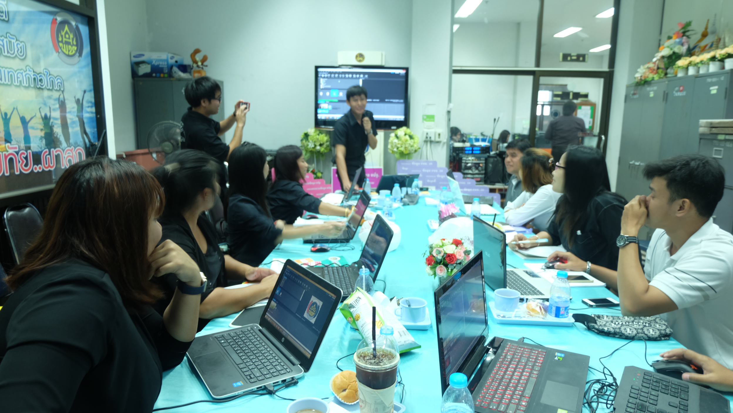 #สุโขทัย ดินแดนแห่งความสุข #วันที่ 18 ตุลาคม  2559 เจ้าหน้าที่พัฒนาชุมชนทั้ง 9 อำเภอของจังหวัดสุโขทัย ได้ฝึกปฏิบัติวิธีการจัดทำวีดีโอเพื่อสนับสนุนในกิจกรรมงานพัฒนาชุมชนของทั้ง 9 อำเภอเป็นวันที่สอง โดยได้รับเกียรติจากสาธารณสุขอำเภอศรีนคร       นายรัชกร  ค