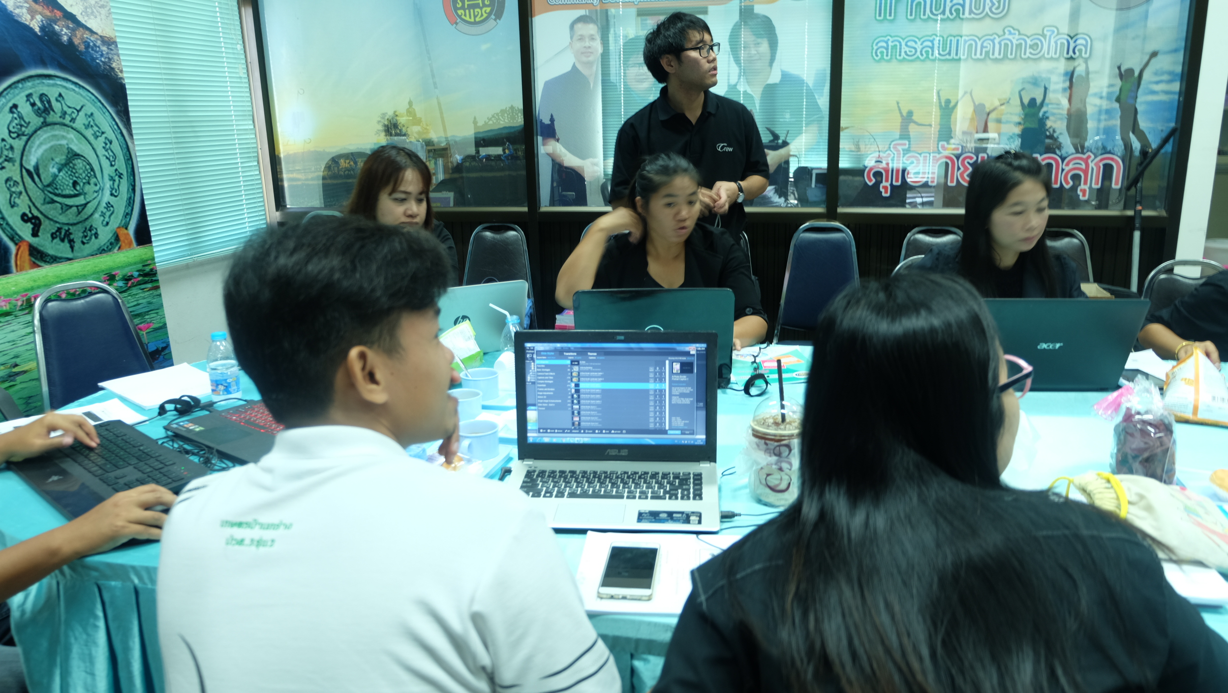 #สุโขทัย ดินแดนแห่งความสุข #วันที่ 18 ตุลาคม  2559 เจ้าหน้าที่พัฒนาชุมชนทั้ง 9 อำเภอของจังหวัดสุโขทัย ได้ฝึกปฏิบัติวิธีการจัดทำวีดีโอเพื่อสนับสนุนในกิจกรรมงานพัฒนาชุมชนของทั้ง 9 อำเภอเป็นวันที่สอง โดยได้รับเกียรติจากสาธารณสุขอำเภอศรีนคร       นายรัชกร  ค