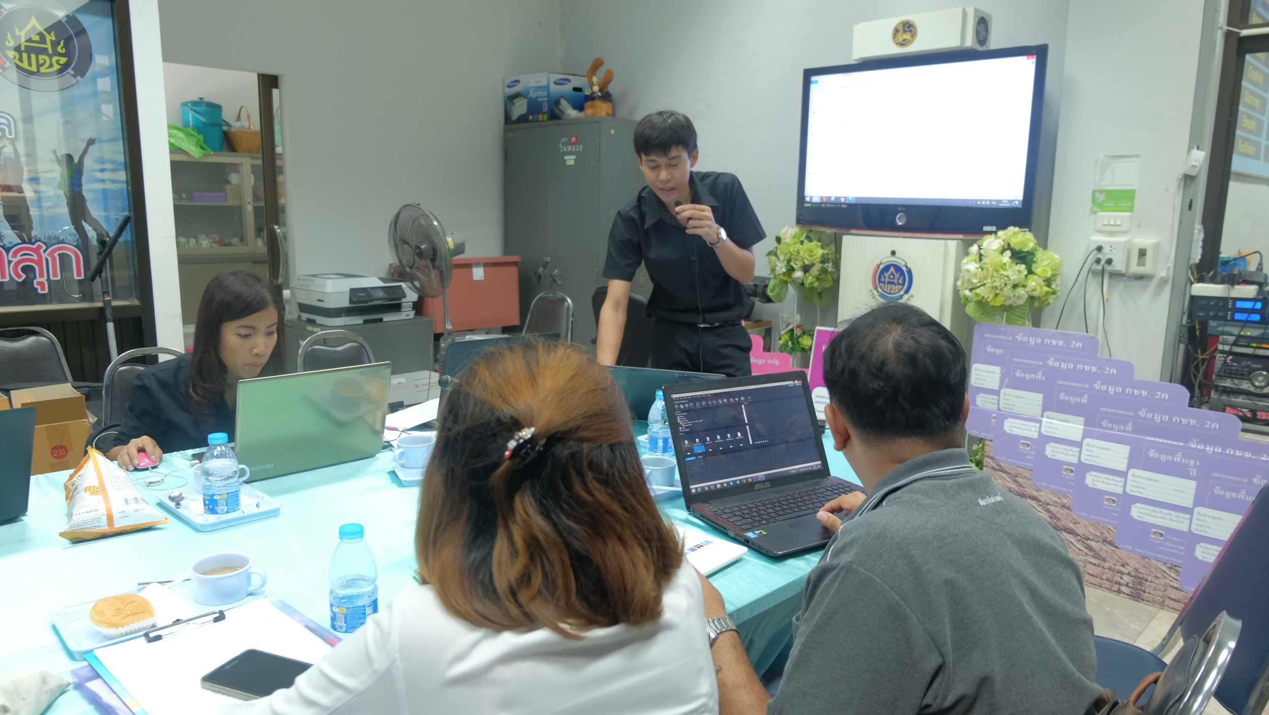 #สุโขทัย ดินแดนแห่งความสุข #วันที่ 18 ตุลาคม  2559 เจ้าหน้าที่พัฒนาชุมชนทั้ง 9 อำเภอของจังหวัดสุโขทัย ได้ฝึกปฏิบัติวิธีการจัดทำวีดีโอเพื่อสนับสนุนในกิจกรรมงานพัฒนาชุมชนของทั้ง 9 อำเภอเป็นวันที่สอง โดยได้รับเกียรติจากสาธารณสุขอำเภอศรีนคร       นายรัชกร  ค