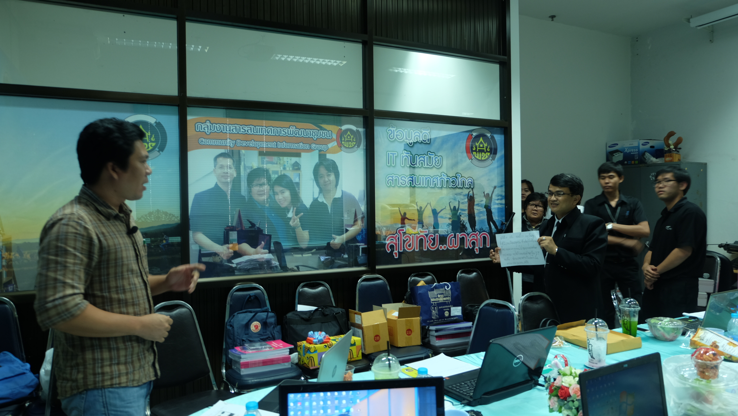 #สุโขทัย ดินแดนแห่งความสุข #วันที่ 17-18 ตุลาคม  2559 กลุ่มงานสารสนเทศการพัฒนาชุมชนจังหวัดสุโขทัย นักวิชาการพัฒนาชุมชนทั้ง 9 อำเภอ ของจังหวัดสุโขทัย ได้ฝึกปฏิบัติจริงวิธีการตัดต่อสื่อวีดีโอ การถ่ายภาพเคลื่อนไหว การลงข่าวผ่าน Social network เพื่อสนับสนุน