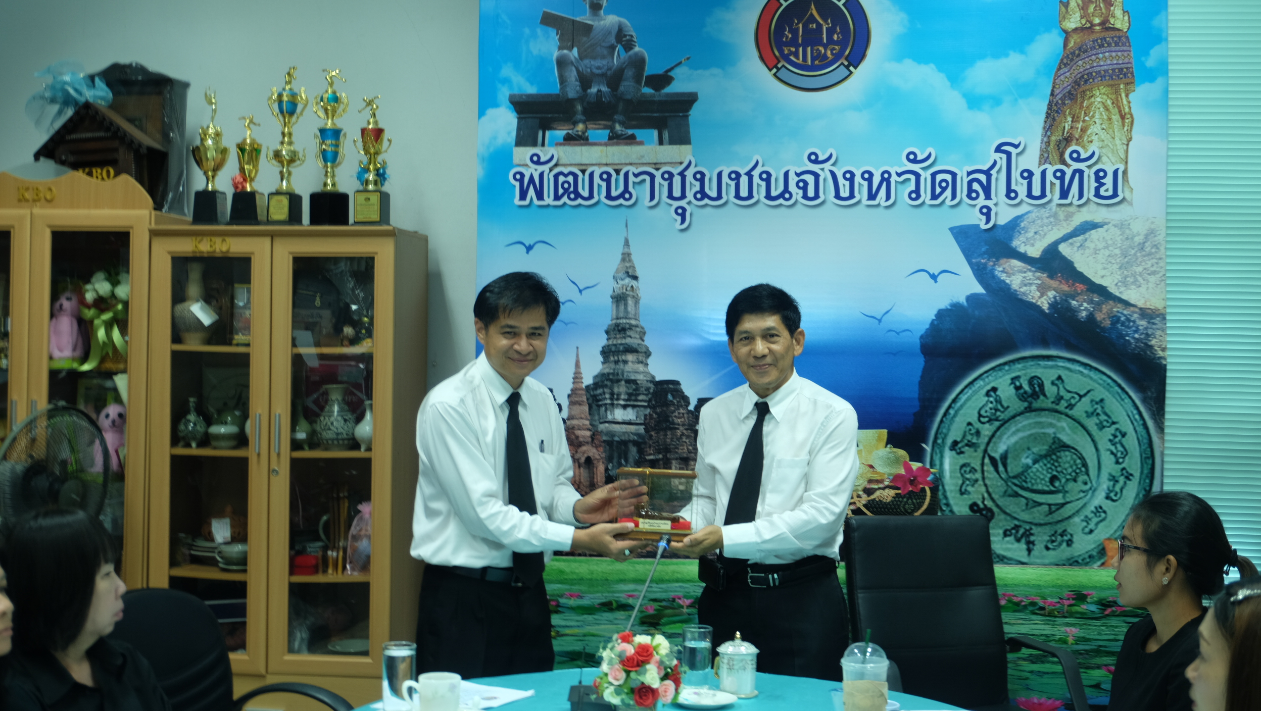 #สุโขทัย ดินแดนแห่งความสุข #วันที่ 20 ตุลาคม  2559  นายสุวิน พึ่งเงิน พัฒนาการจังหวัดสุโขทัย ได้นำนายทองคูณ  บุญศร ผู้อำนวยการกลุ่ม
งานมาตรฐานการพัฒนาชุมชน  สำนักเสริมสร้างความเข้มแข็งชุมชน กรมการพัฒนาชุมชน และบริษัท การบินกรุงเทพ จำกัด (มหาชน)โดยคุณเนา