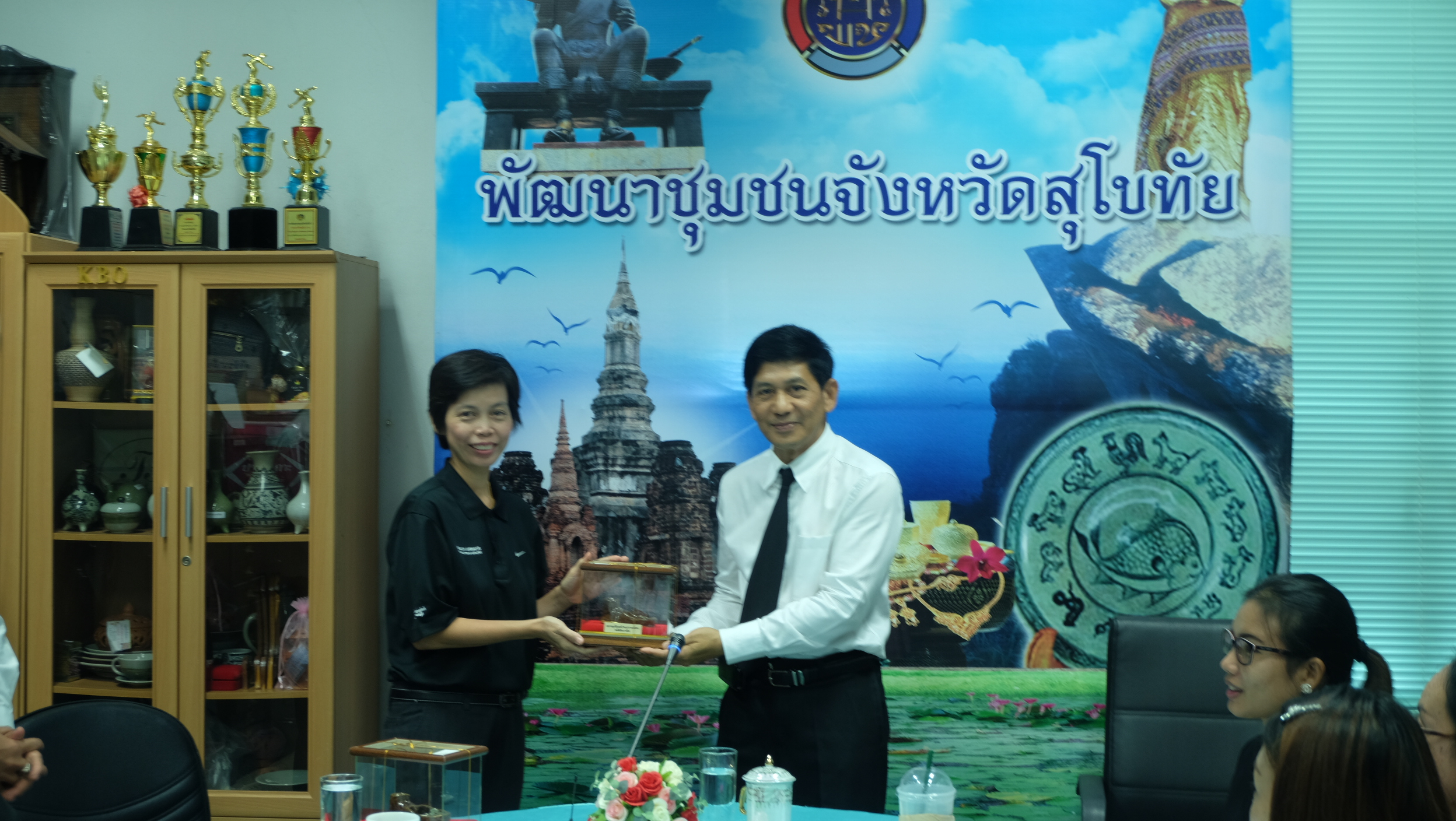 #สุโขทัย ดินแดนแห่งความสุข #วันที่ 20 ตุลาคม  2559  นายสุวิน พึ่งเงิน พัฒนาการจังหวัดสุโขทัย ได้นำนายทองคูณ  บุญศร ผู้อำนวยการกลุ่ม
งานมาตรฐานการพัฒนาชุมชน  สำนักเสริมสร้างความเข้มแข็งชุมชน กรมการพัฒนาชุมชน และบริษัท การบินกรุงเทพ จำกัด (มหาชน)โดยคุณเนา