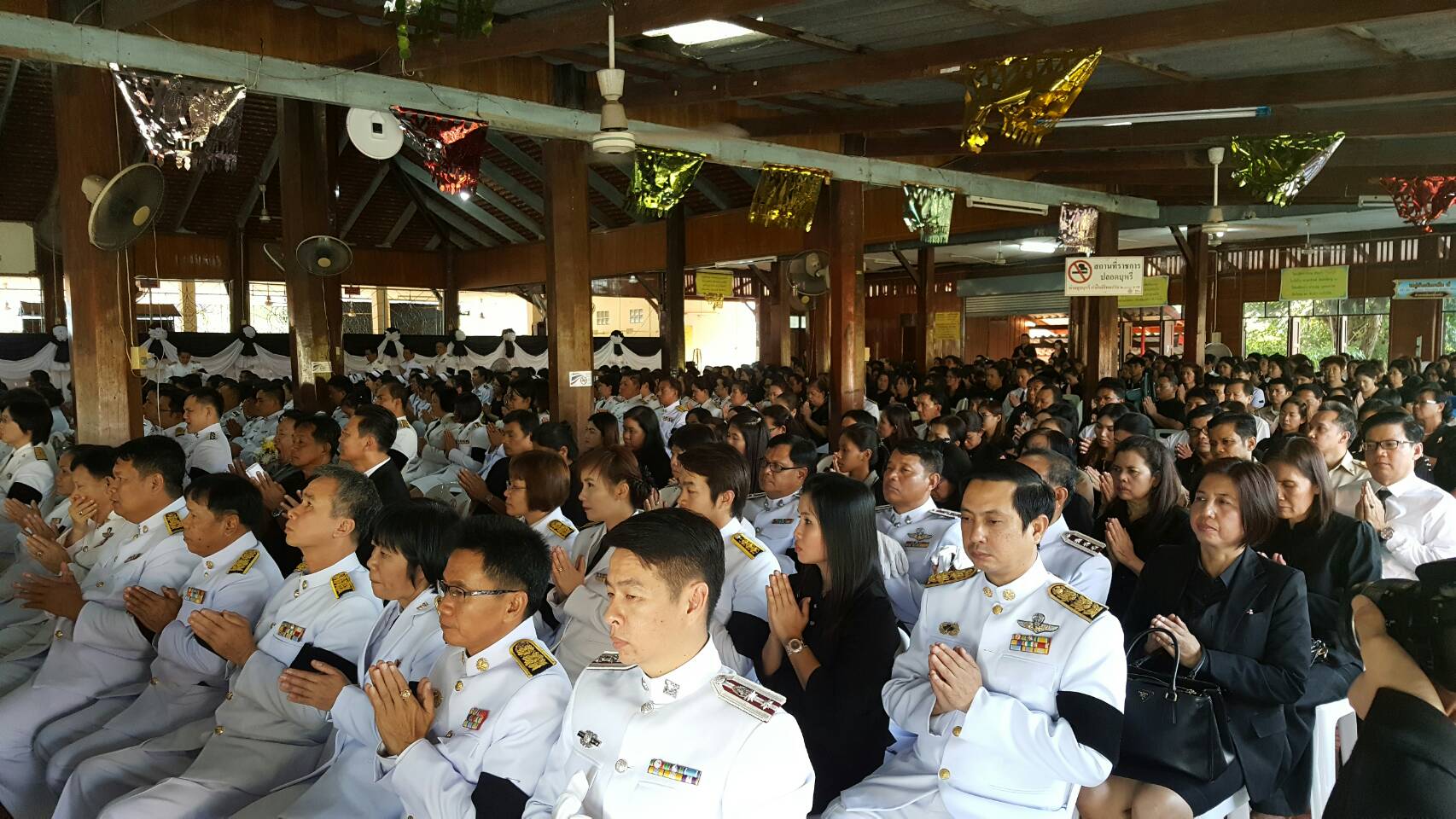 #สุโขทัย ดินแดนแห่งความสุข #พสกนิกรชาวจังหวัดสุโขทัย ทุกหมู่เหล่า ร่วมพิธีบำเพ็ญพระราชกุศลสัตตมวาร ครบรอบ 7 วัน ถวายเพื่อเป็นพระราชกุศลแด่พระบาทสมเด็จพระปรมินทร มหาภูมิพลอดุลยเดช
 วันนี้ 19 ตุลาคม 2559 เวลา 15.52 น. ณ ศาลาการเปรียญวัดไทยชุมพล  อ.เมือง จ.