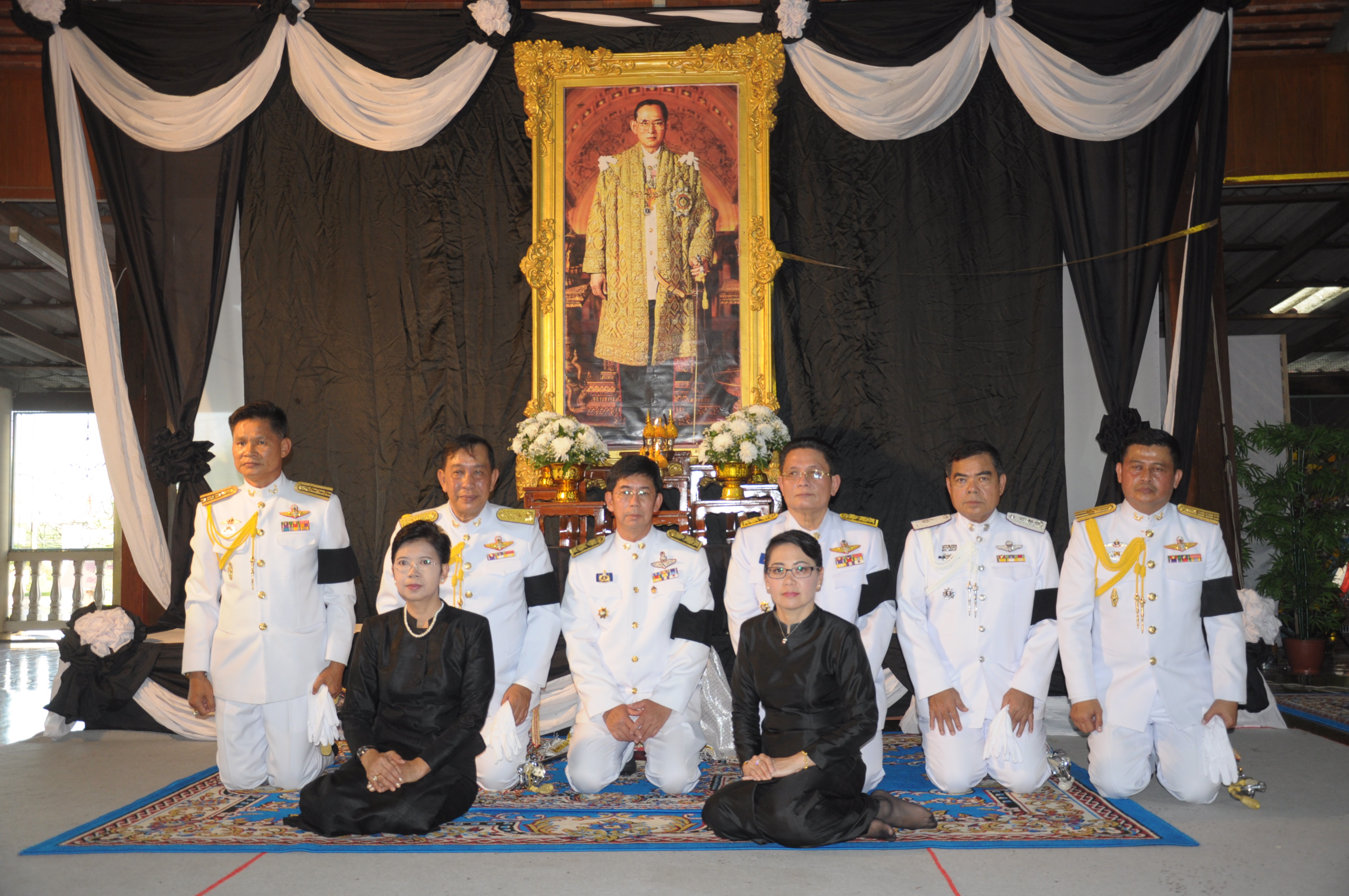 #สุโขทัย ดินแดนแห่งความสุข #พสกนิกรชาวจังหวัดสุโขทัย ทุกหมู่เหล่า ร่วมพิธีบำเพ็ญพระราชกุศลสัตตมวาร ครบรอบ 7 วัน ถวายเพื่อเป็นพระราชกุศลแด่พระบาทสมเด็จพระปรมินทร มหาภูมิพลอดุลยเดช
 วันนี้ 19 ตุลาคม 2559 เวลา 15.52 น. ณ ศาลาการเปรียญวัดไทยชุมพล  อ.เมือง จ.