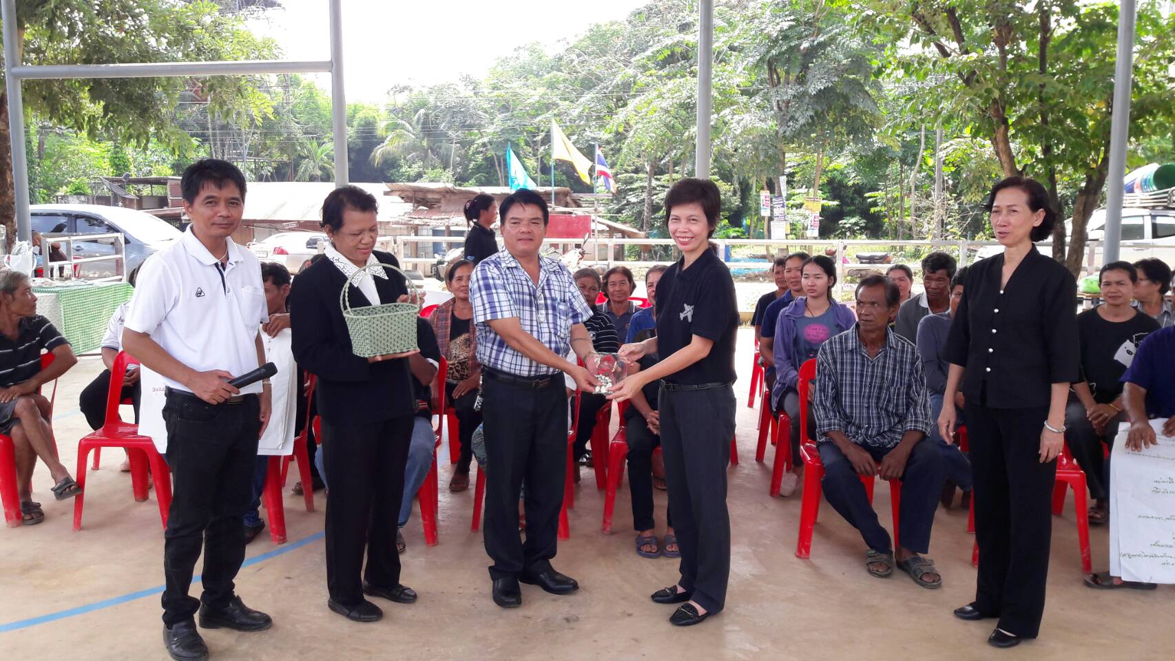 #สุโขทัย ดินแดนแห่งความสุข #วันที่ 21 ตุลาคม  2559  นายสุวิน พึ่งเงิน พัฒนาการจังหวัดสุโขทัย มอบหมายให้นายประนทต์ ปัจฉิม หัวหน้ากลุ่มงานส่งเสริมการพัฒนาชุมชน สพจ.สุโขทัยได้นำ นายทองคูณ  บุญศร ผู้อำนวยการกลุ่มงานมาตรฐานการพัฒนาชุมชน คุณระเบียบ  รินดา นักว