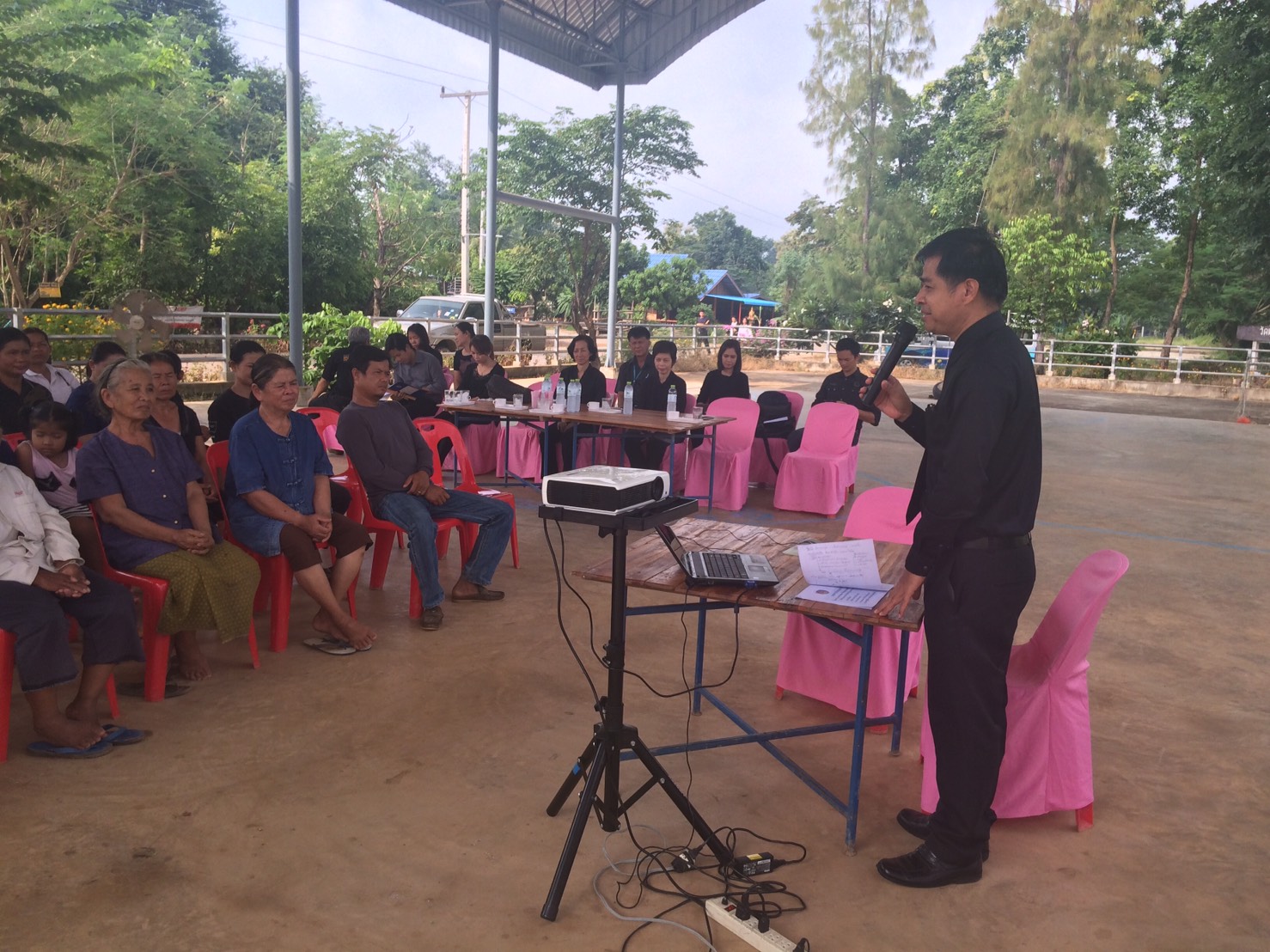 #สุโขทัย ดินแดนแห่งความสุข #วันที่ 21 ตุลาคม  2559  นายสุวิน พึ่งเงิน พัฒนาการจังหวัดสุโขทัย มอบหมายให้นายประนทต์ ปัจฉิม หัวหน้ากลุ่มงานส่งเสริมการพัฒนาชุมชน สพจ.สุโขทัยได้นำ นายทองคูณ  บุญศร ผู้อำนวยการกลุ่มงานมาตรฐานการพัฒนาชุมชน คุณระเบียบ  รินดา นักว