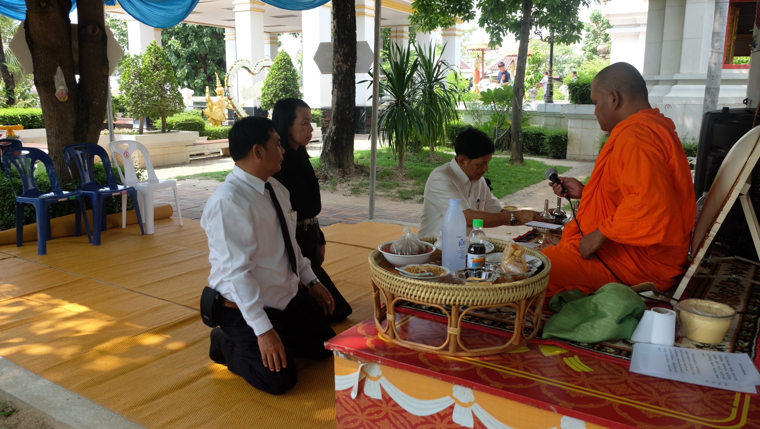 #สุโขทัย ดินแดนแห่งความสุข #วันที่ 21 ตุลาคม 2559 นายสุวิน  พึ่งเงิน  พัฒนาการจังหวัดสุโขทัย พร้อมด้วยนางเพ็ญนภา  พุ่มสิโล นักจัดการงานทั่วไปชำนาญการ นายอลงกต  สุขเกตุ นักวิชาการพัฒนาชุมชนชำนาญการ ได้ถวายเพลพระแด่พระภิกษุสงฆ์บริเวณเก้าพระพุทธสุดแผ่นดิน ซ