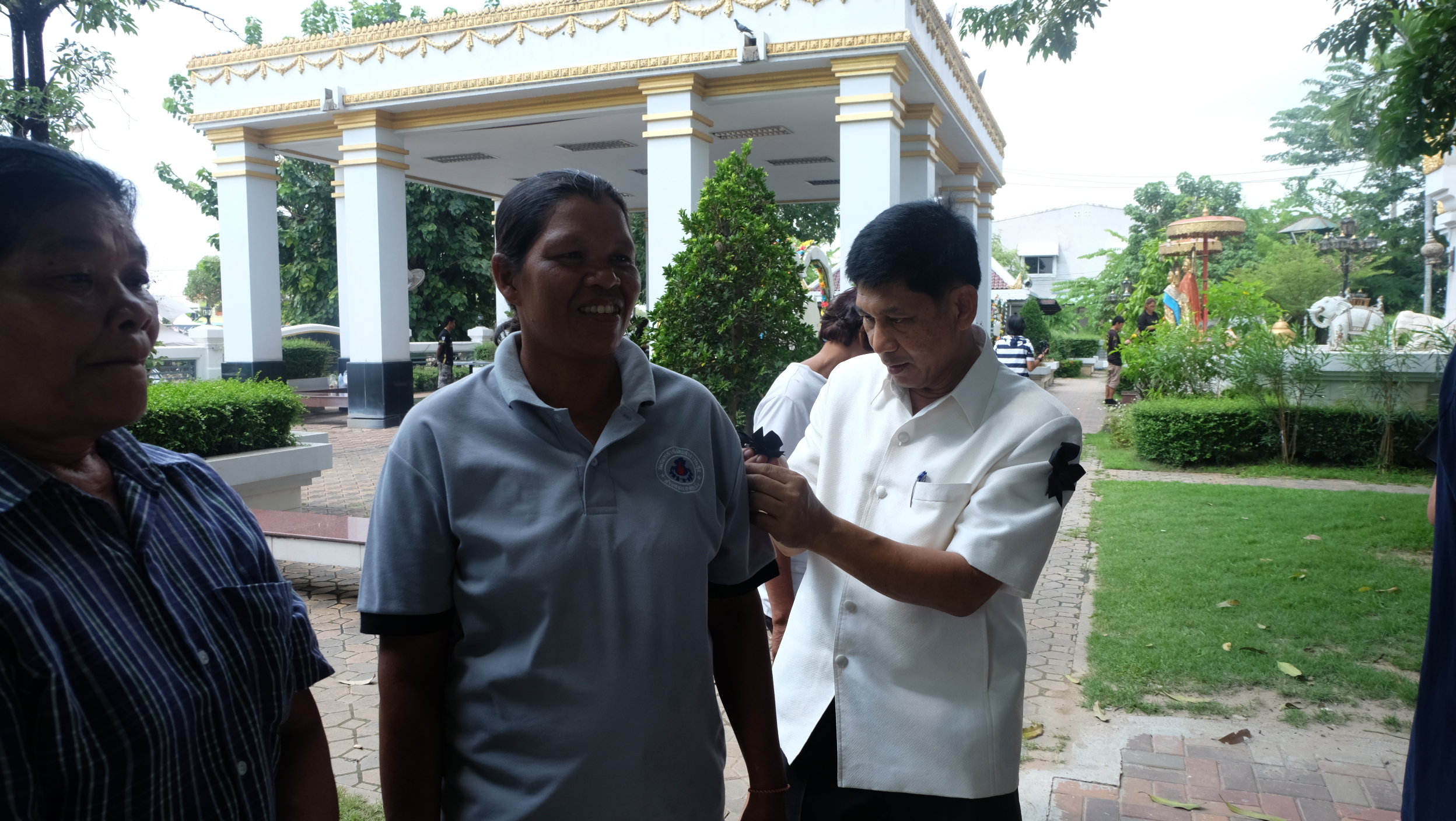 #สุโขทัย ดินแดนแห่งความสุข #วันที่ 21 ตุลาคม 2559 นายสุวิน  พึ่งเงิน  พัฒนาการจังหวัดสุโขทัย พร้อมด้วยนางเพ็ญนภา  พุ่มสิโล นักจัดการงานทั่วไปชำนาญการ นายอลงกต  สุขเกตุ นักวิชาการพัฒนาชุมชนชำนาญการ ได้ถวายเพลพระแด่พระภิกษุสงฆ์บริเวณเก้าพระพุทธสุดแผ่นดิน ซ