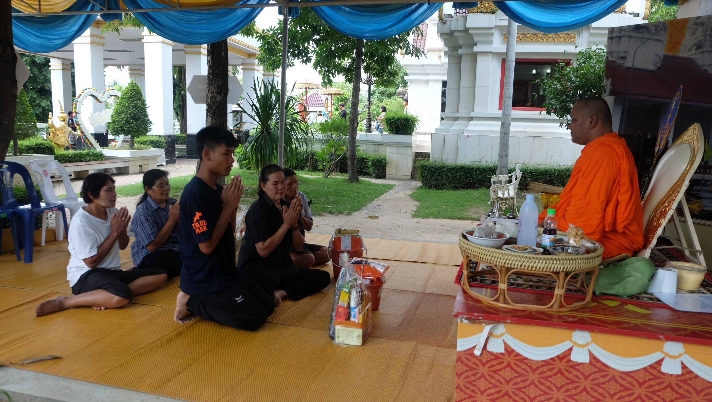 #สุโขทัย ดินแดนแห่งความสุข #วันที่ 21 ตุลาคม 2559 นายสุวิน  พึ่งเงิน  พัฒนาการจังหวัดสุโขทัย พร้อมด้วยนางเพ็ญนภา  พุ่มสิโล นักจัดการงานทั่วไปชำนาญการ นายอลงกต  สุขเกตุ นักวิชาการพัฒนาชุมชนชำนาญการ ได้ถวายเพลพระแด่พระภิกษุสงฆ์บริเวณเก้าพระพุทธสุดแผ่นดิน ซ