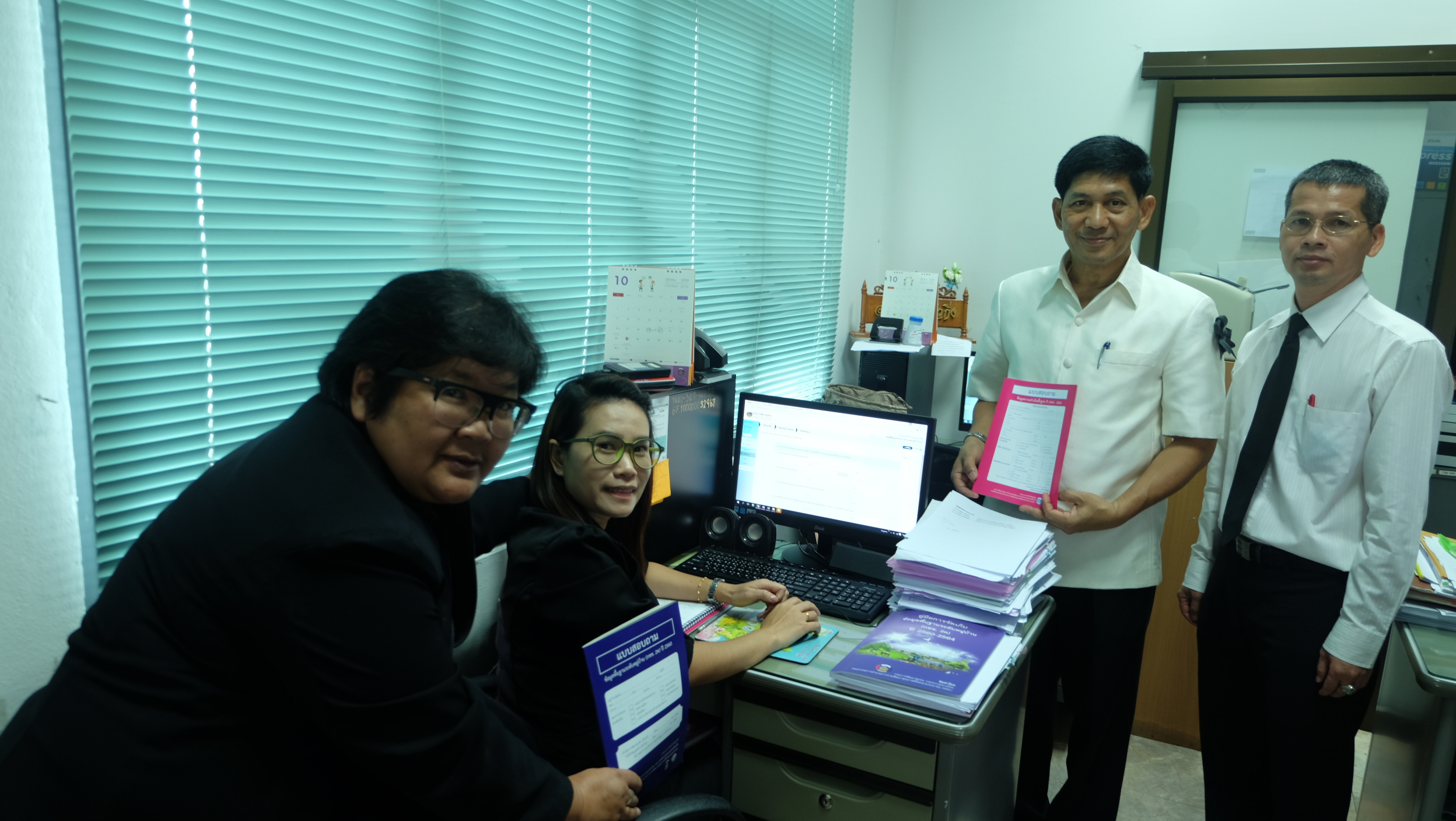 #สุโขทัย ดินแดนแห่งความสุข #วันที่ 21 ตุลาคม  2559 นายสุวิน  พึ่งเงิน  พัฒนาการจังหวัดสุโขทัย นางสาวกฤษณา  กันทะสา หัวหน้ากลุ่มงานสารสนเทศการพัฒนาชุมชน นางสาวศรันยา  วัฒนธงทอง นักวิชาการพัฒนาชุมชนชำนาญการ นายชัยยะ ศรีชัยยะ นักวิชาการพัฒนาชุมชนชำนาญการ และ