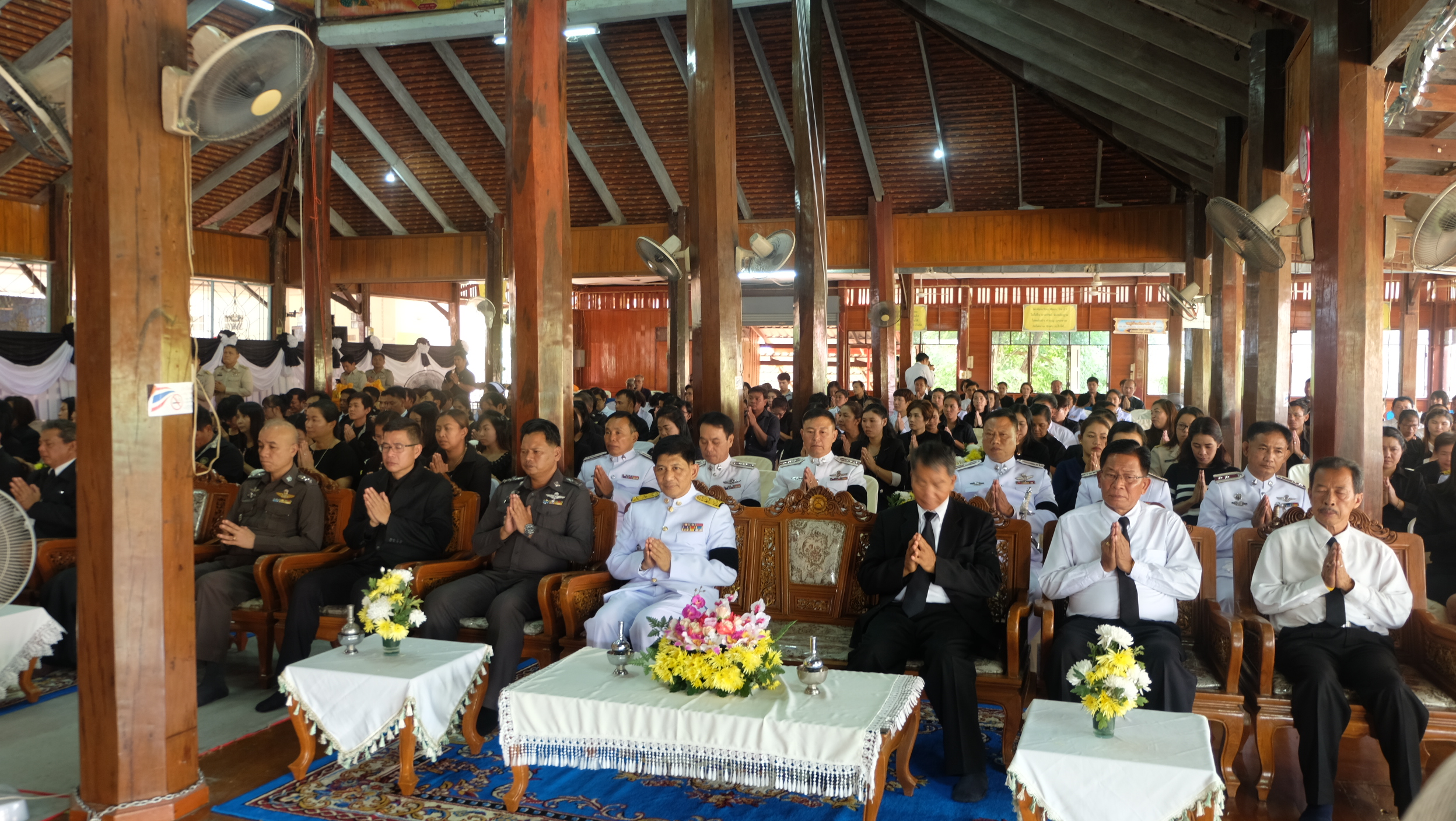 #สุโขทัย ดินแดนแห่งความสุข #วันที่ 21 ตุลาคม  2559 นายสุวิน  พึ่งเงิน พัฒนาการจังหวัดสุโขทัย พร้อมด้วยข้าราชการสังกัดสำนักงานพัฒนาชุมชนจังหวัดสุโขทัย ร่วมพิธีบำเพ็ญกุศลสวดพระอภิธรรมถวายพระบรมศพ พระบาทสมเด็จพระปรมินทรมหาภูมิพลอดุลยเดช ณ วัดไทยชุมพล อำเภอเม