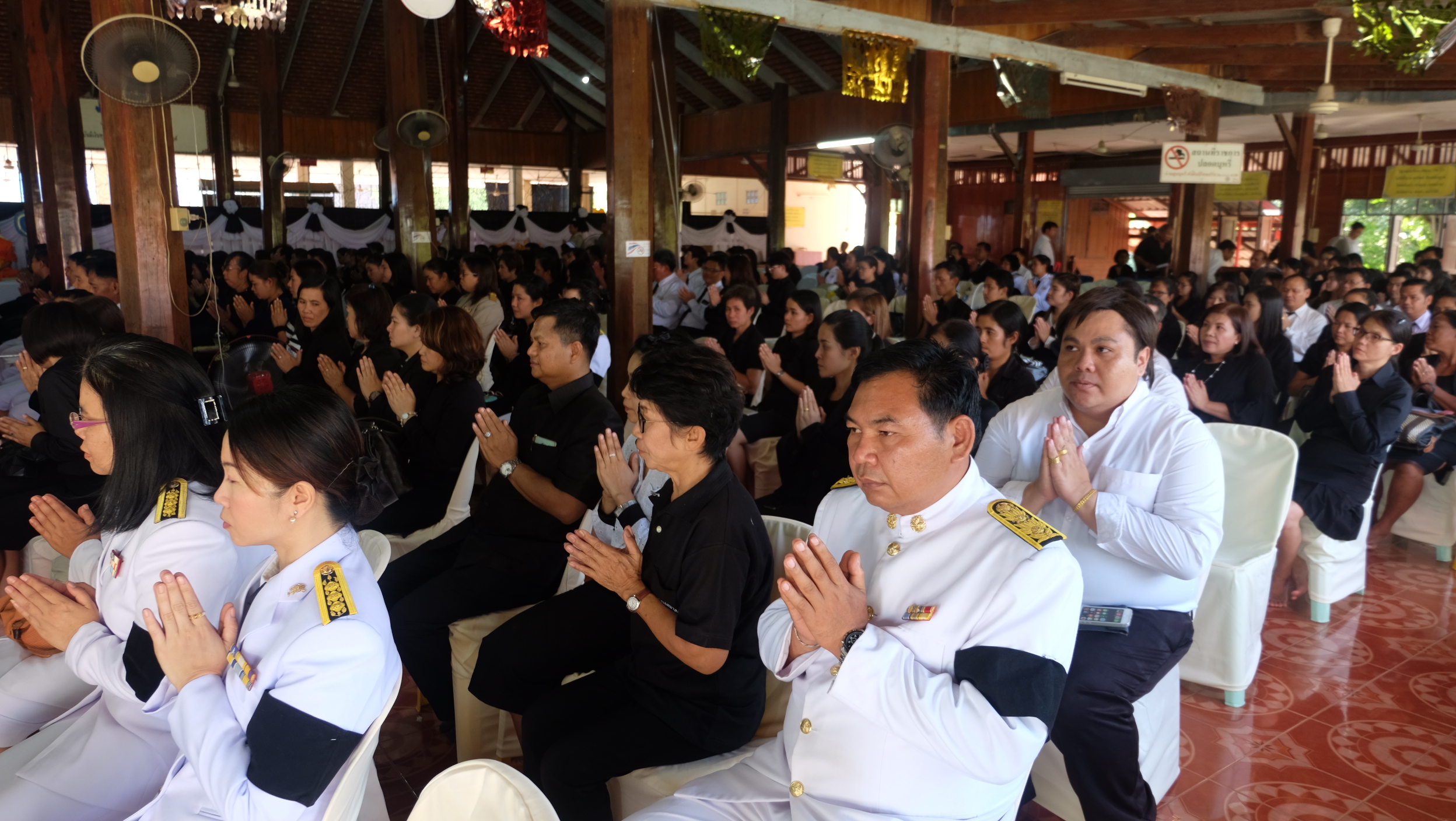 #สุโขทัย ดินแดนแห่งความสุข #วันที่ 21 ตุลาคม  2559 นายสุวิน  พึ่งเงิน พัฒนาการจังหวัดสุโขทัย พร้อมด้วยข้าราชการสังกัดสำนักงานพัฒนาชุมชนจังหวัดสุโขทัย ร่วมพิธีบำเพ็ญกุศลสวดพระอภิธรรมถวายพระบรมศพ พระบาทสมเด็จพระปรมินทรมหาภูมิพลอดุลยเดช ณ วัดไทยชุมพล อำเภอเม