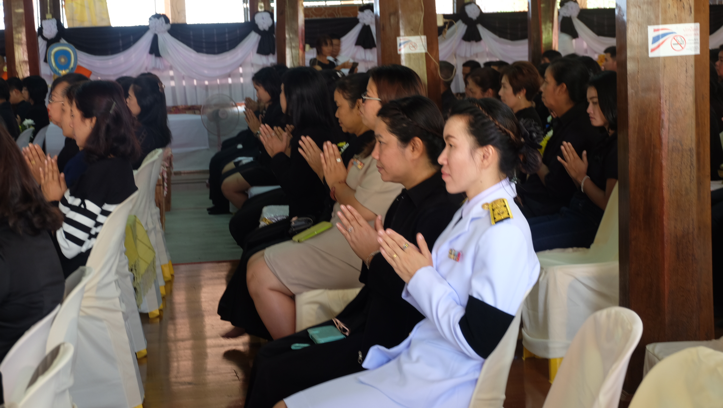 #สุโขทัย ดินแดนแห่งความสุข #วันที่ 21 ตุลาคม  2559 นายสุวิน  พึ่งเงิน พัฒนาการจังหวัดสุโขทัย พร้อมด้วยข้าราชการสังกัดสำนักงานพัฒนาชุมชนจังหวัดสุโขทัย ร่วมพิธีบำเพ็ญกุศลสวดพระอภิธรรมถวายพระบรมศพ พระบาทสมเด็จพระปรมินทรมหาภูมิพลอดุลยเดช ณ วัดไทยชุมพล อำเภอเม