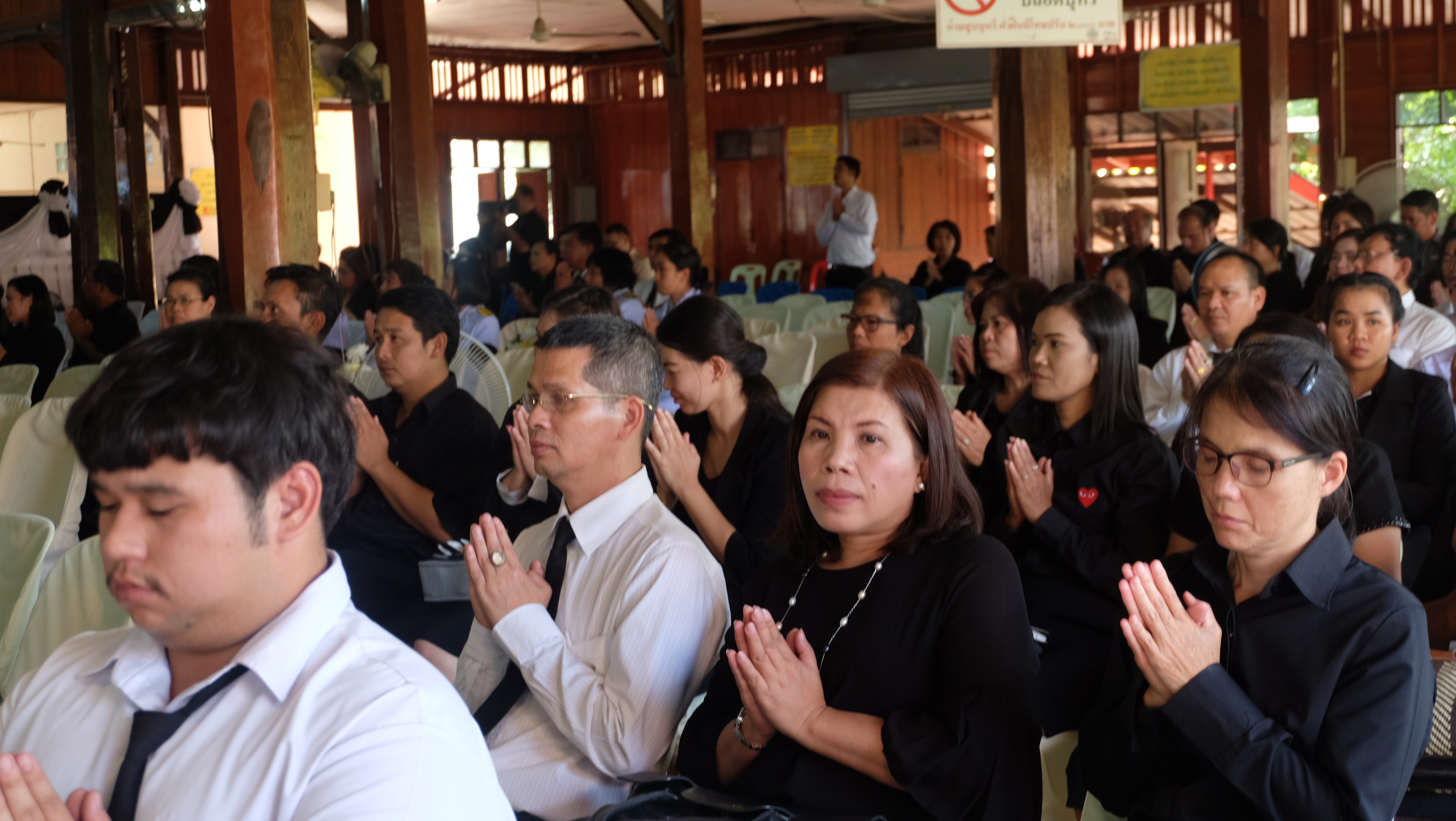 #สุโขทัย ดินแดนแห่งความสุข #วันที่ 21 ตุลาคม  2559 นายสุวิน  พึ่งเงิน พัฒนาการจังหวัดสุโขทัย พร้อมด้วยข้าราชการสังกัดสำนักงานพัฒนาชุมชนจังหวัดสุโขทัย ร่วมพิธีบำเพ็ญกุศลสวดพระอภิธรรมถวายพระบรมศพ พระบาทสมเด็จพระปรมินทรมหาภูมิพลอดุลยเดช ณ วัดไทยชุมพล อำเภอเม